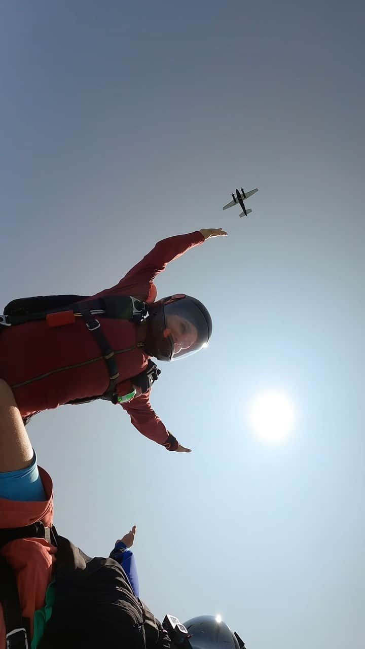 ステファニー・ダナのインスタグラム：「My favorite part of skydiving is leaving the plane haha When you willingly leave something “safe” for the thrill of it 😜  This exit ^^ is called “horny gorilla” we link our right legs in the plane and jump out in a ball, opening up our arms and leaning back, legs still linked, in the air— I’m literally smiling and laughing the whole time 😁😆」