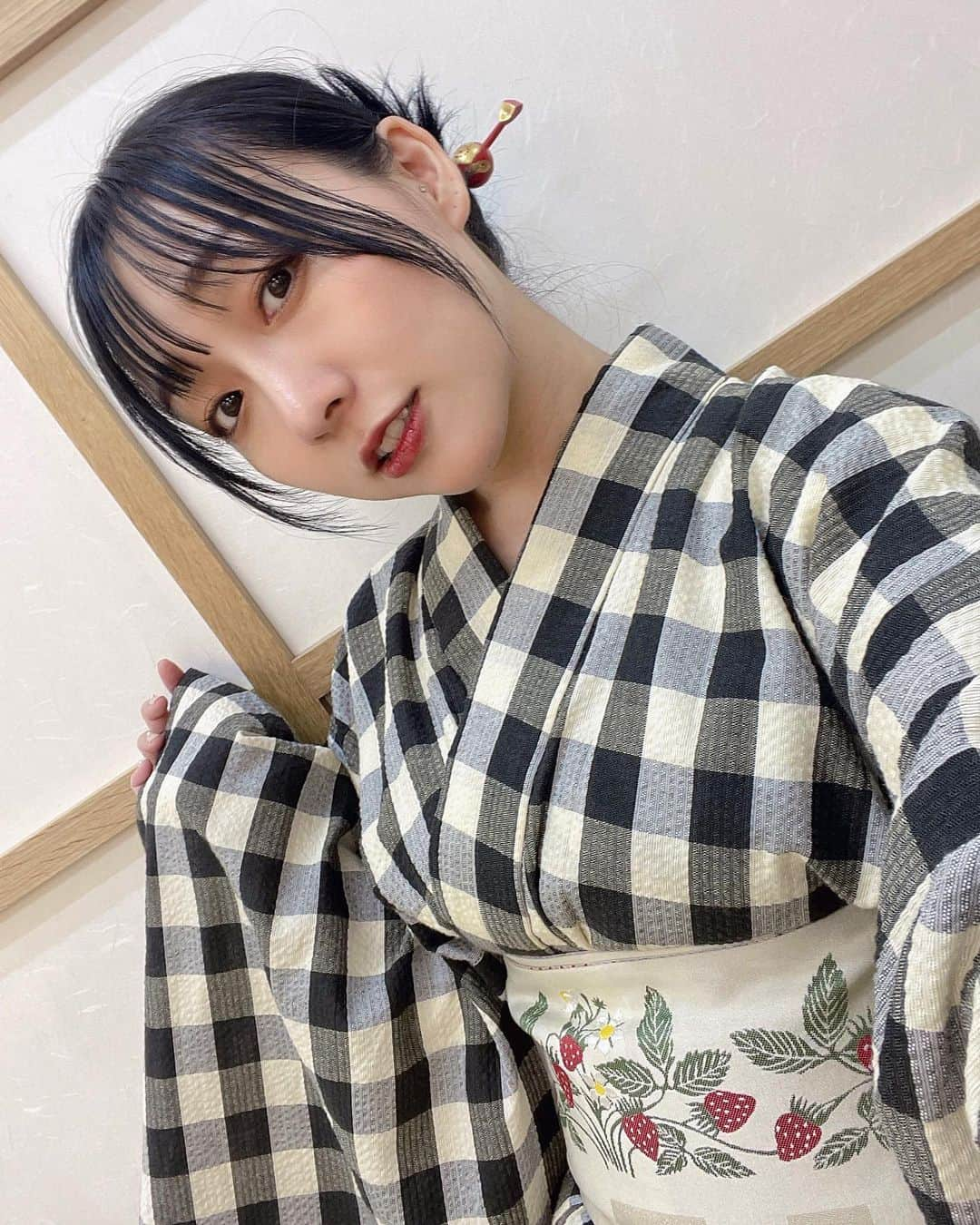 須田亜香里さんのインスタグラム写真 - (須田亜香里Instagram)「今年はファンクラブイベント用に大好きなギンガムチェック柄の浴衣を買ったよ。 お気に入りの帯に合わせました🐈‍⬛🍓 着付けとヘアはセルフ✌️ 一本かんざしは母のお下がり🍎  ファンクラブ #あかりさんの頭の中 で本日8月21日(月)まで、この浴衣の私のサイン入りチェキや画像が当たるイベントやってます！ #ギンガムチェック浴衣 #浴衣ヘアアレンジ #一本かんざし #中日新聞 #てくてく歩いてく」8月21日 9時03分 - akarisuda