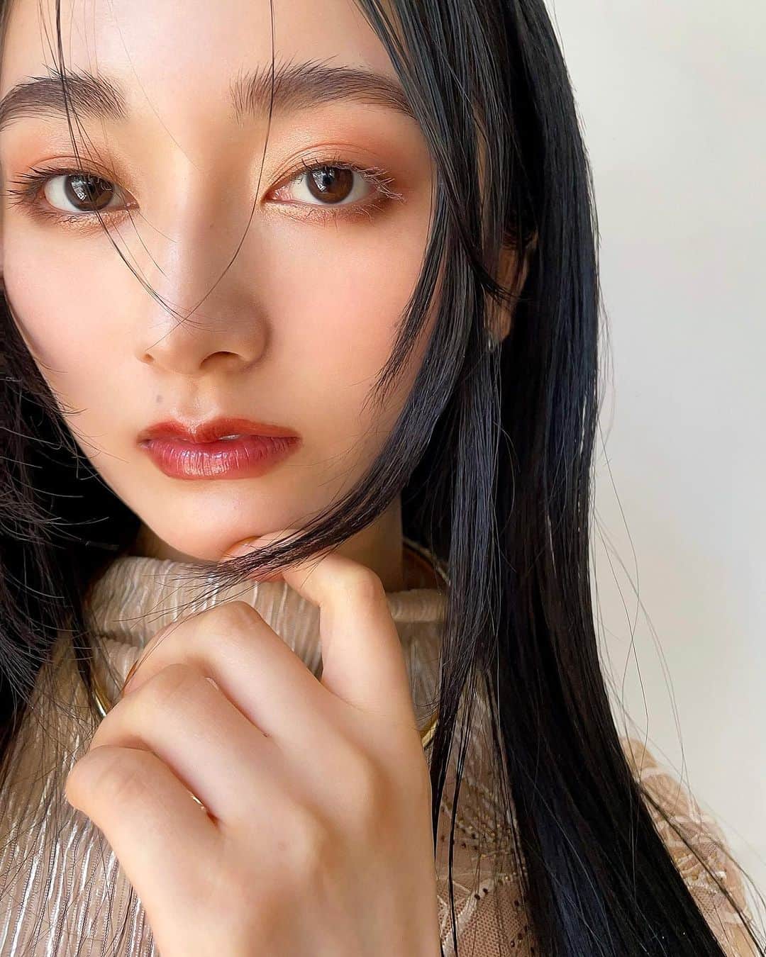 谷口翠彩のインスタグラム：「𝐑𝐌𝐊 𝟐𝟎𝟐𝟑 𝐀𝐮𝐭𝐮𝐦𝐧 “𝐋𝐨𝐯𝐞 𝐌𝐨𝐧𝐨𝐜𝐡𝐫𝐨𝐦𝐞” @rmkofficial   モノクロマティックなモダン  スモーキーアイ。  sensual lady🌹💄  used item 🎨  ⚫︎eye： @rmkofficial  シンクロマティックアイシャドウパレット : 03 コンパッショネイト  ⚫︎eyeliner :  @rmkofficial  アイディファイニングペンシル03 マカボニー  ⚫︎eyebrow： @rmk アイブロウカラー 05 マルーン  ⚫︎cheek :  @rmkofficial  インジーニアス パウダーチークス N EX-22 ローズ フレスコ  ⚫︎mascara： @anjircosmetics  Blink Mascara 02 Mood Fig  ⚫︎lip:  @narscosmeticsjapan  アフターグローセンシュアルシャインリップスティック 225# SHOW OFF  . . . .  #みどめいく#みどへあめいく #rmk#rmkネイルポリッシュ#rmkリップ#新作コスメ#秋メイク#rmkアイシャドウ#nars#narscosmetics#ナーズ#アフターグロー#アンジール#anjir#ゆうこす」
