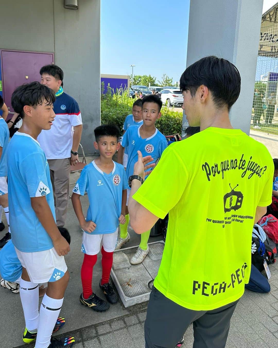 星原健太さんのインスタグラム写真 - (星原健太Instagram)「@pegapega.football さんとのご縁で 台湾にある @tongen_football さんの 少年チームを指導させて頂きました。  トレーニング内容も大事だけど  コミュニケーション大事！ 暑さに負けない身体作りが大事！ なにより心が大事！  心と寄り添う気持ちがあればなんとかなる という事を学べた体験でした。  子ども達にとって何かいいきっかけになれば良いです。  覚えた言葉 熱 啊（ルー ア）  #サッカー #football #サッカー好き」8月21日 9時07分 - kentahoshihara
