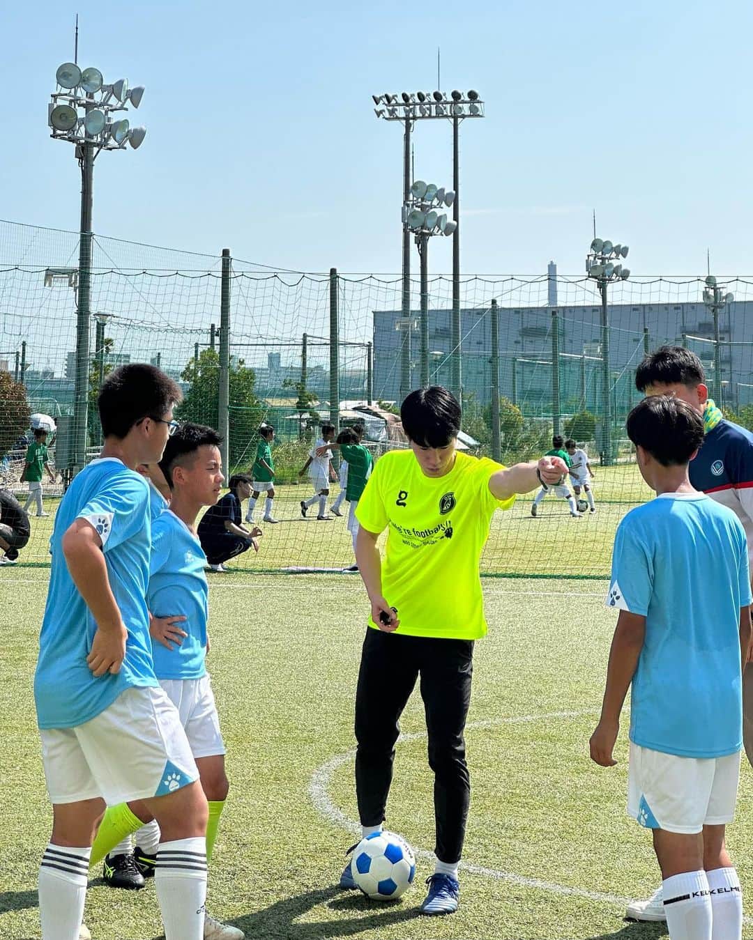 星原健太さんのインスタグラム写真 - (星原健太Instagram)「@pegapega.football さんとのご縁で 台湾にある @tongen_football さんの 少年チームを指導させて頂きました。  トレーニング内容も大事だけど  コミュニケーション大事！ 暑さに負けない身体作りが大事！ なにより心が大事！  心と寄り添う気持ちがあればなんとかなる という事を学べた体験でした。  子ども達にとって何かいいきっかけになれば良いです。  覚えた言葉 熱 啊（ルー ア）  #サッカー #football #サッカー好き」8月21日 9時07分 - kentahoshihara