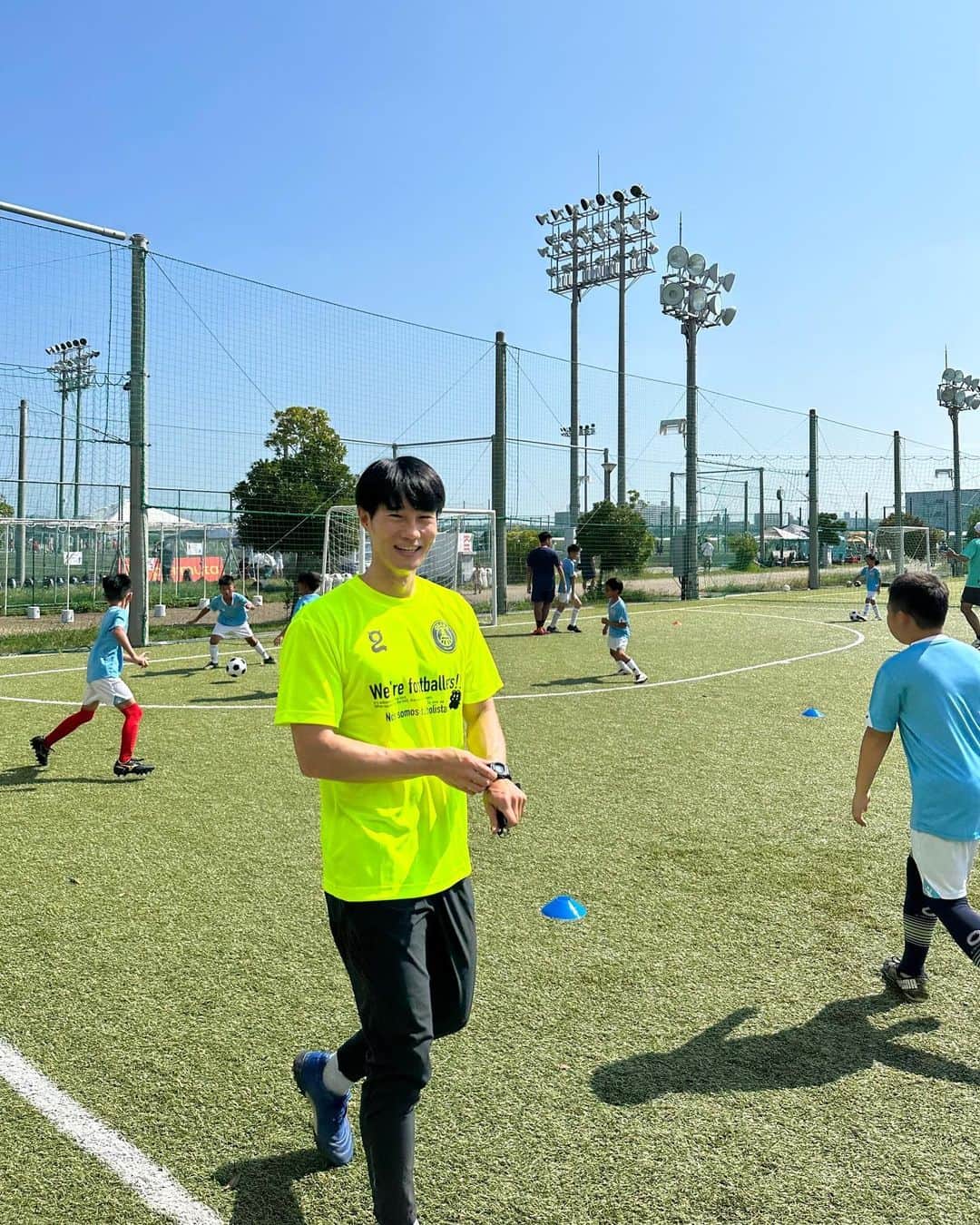 星原健太のインスタグラム：「@pegapega.football さんとのご縁で 台湾にある @tongen_football さんの 少年チームを指導させて頂きました。  トレーニング内容も大事だけど  コミュニケーション大事！ 暑さに負けない身体作りが大事！ なにより心が大事！  心と寄り添う気持ちがあればなんとかなる という事を学べた体験でした。  子ども達にとって何かいいきっかけになれば良いです。  覚えた言葉 熱 啊（ルー ア）  #サッカー #football #サッカー好き」