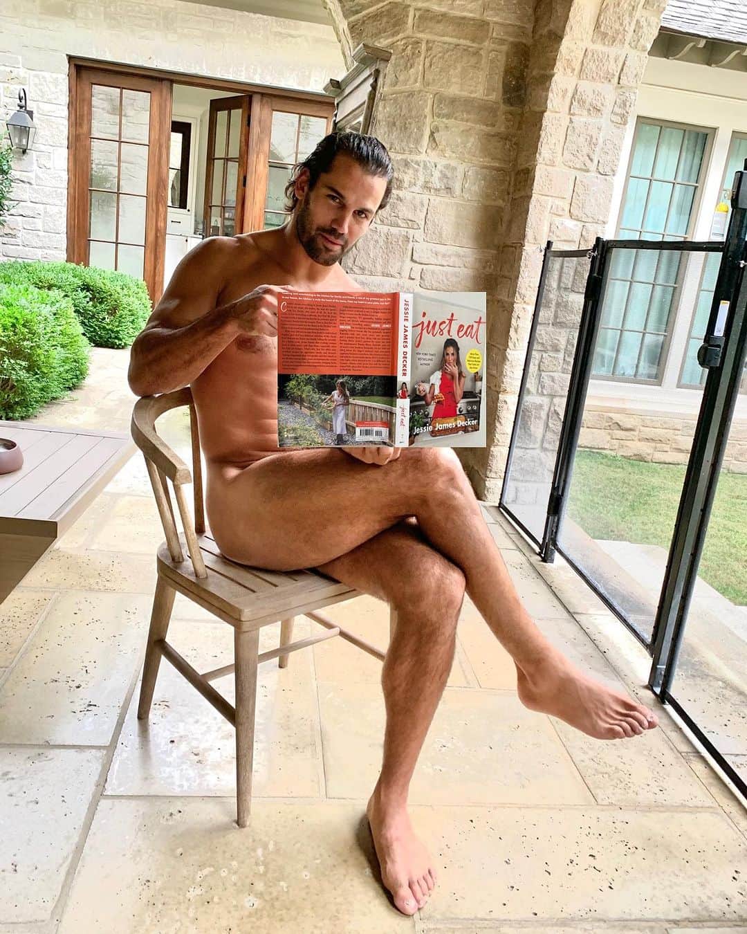Jessie Jamesさんのインスタグラム写真 - (Jessie JamesInstagram)「Mocking up ideas for how Eric can show his love for me and my new cookbook Just Eat! Let me know how you think we can we top last time?! 😂 Link in bio to order Just Eat now!!」8月21日 9時19分 - jessiejamesdecker