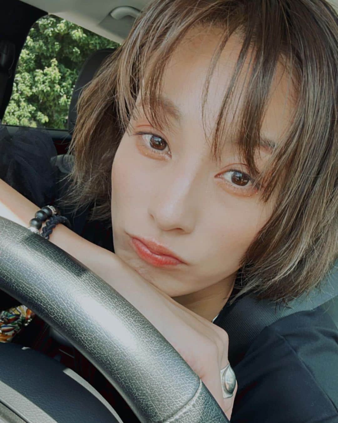 西山茉希さんのインスタグラム写真 - (西山茉希Instagram)「東京出て来て19年。 車生活始めて1年ちょい。  免許取ったのは18歳。  今更気づいた  #運転する時間がスキ #🌈🚙🌈  マニュアルで取った意味って、 どっかに残ってくれてんのかな🤔」8月21日 9時17分 - maki.nshiyama50