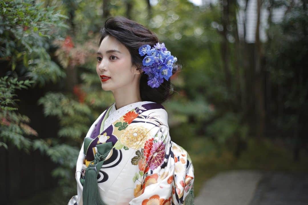 萬屋本店さんのインスタグラム写真 - (萬屋本店Instagram)「着物の華やかさに、鮮やかな青の生花で差し色を より艶やかな印象に」8月21日 9時22分 - kamakura.yorozuya