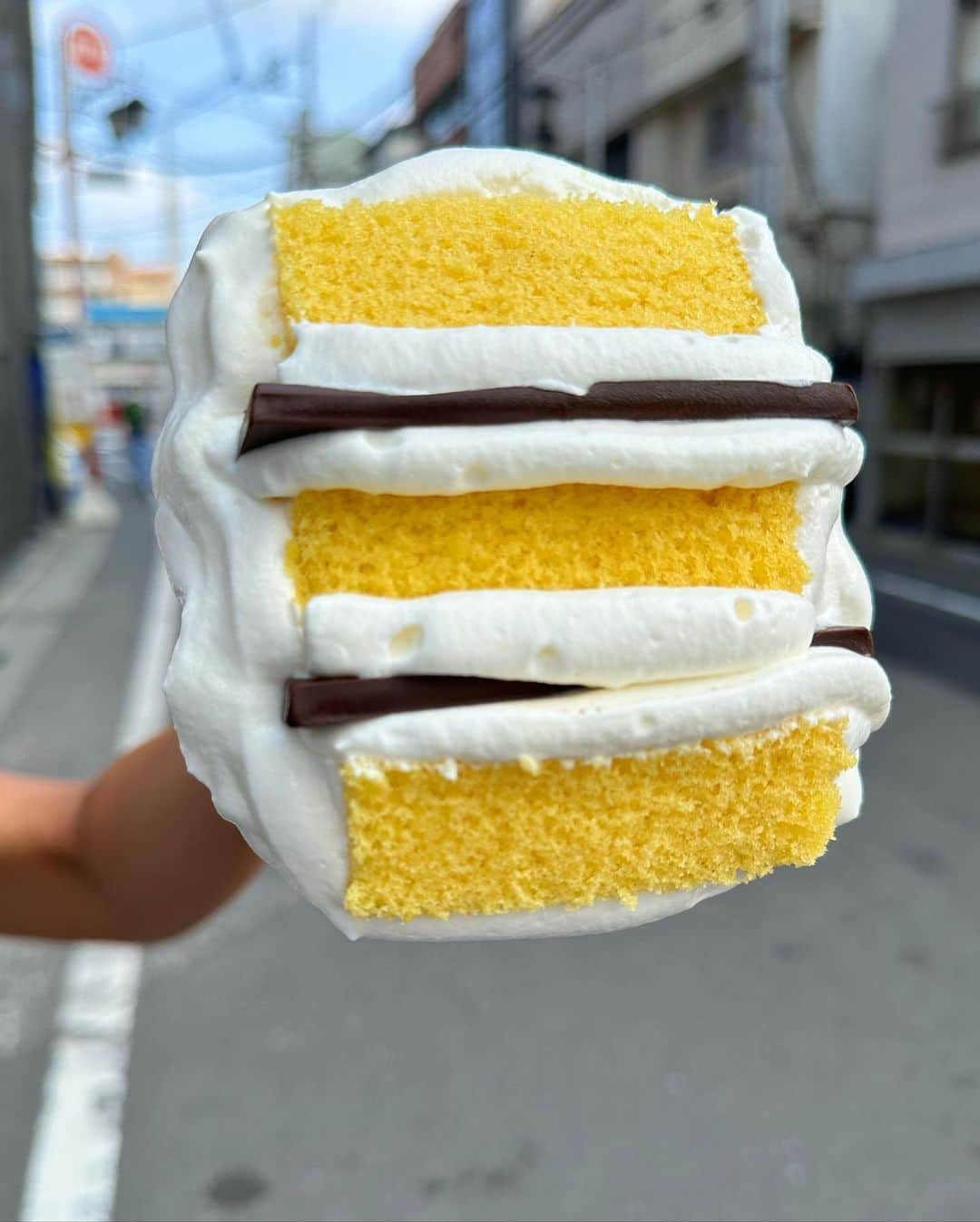 Coffee & Toast Tokyoのインスタグラム：「"ふわパキ" カステラぱん！ 💛🤍💛🤍💛🤍💛🤍💛🤍  "Nine of every ten people say they love Whipped cream. The tenth lies.”  たっぷりのバターを染み込ませたパンの中にカステラとホイップクリーム&チョコレート！  ふわっとしたカステラとパキッとしたチョコレートのアクセント、たまらんです😋😋😋  8月22日(火)23日(水)は店休となります。  Have a lovely day.!!  . . . . #ふわパキカステラぱん #カステラ  #ホイップクリーム  #クリーム  #チョコレート #castella  #castellano  #castellaneta  #whippedcream  #whippedcreamcake   #三軒茶屋ランチ  #世田谷線カフェ  #パンスタグラム  #東京カフェ  #三軒茶屋カフェ #三軒茶屋  #パン #三茶カフェ  #三茶 #田園都市線カフェ #コーヒーアンドトースト  #coffeeandtoast #foodie  #foodiegram」