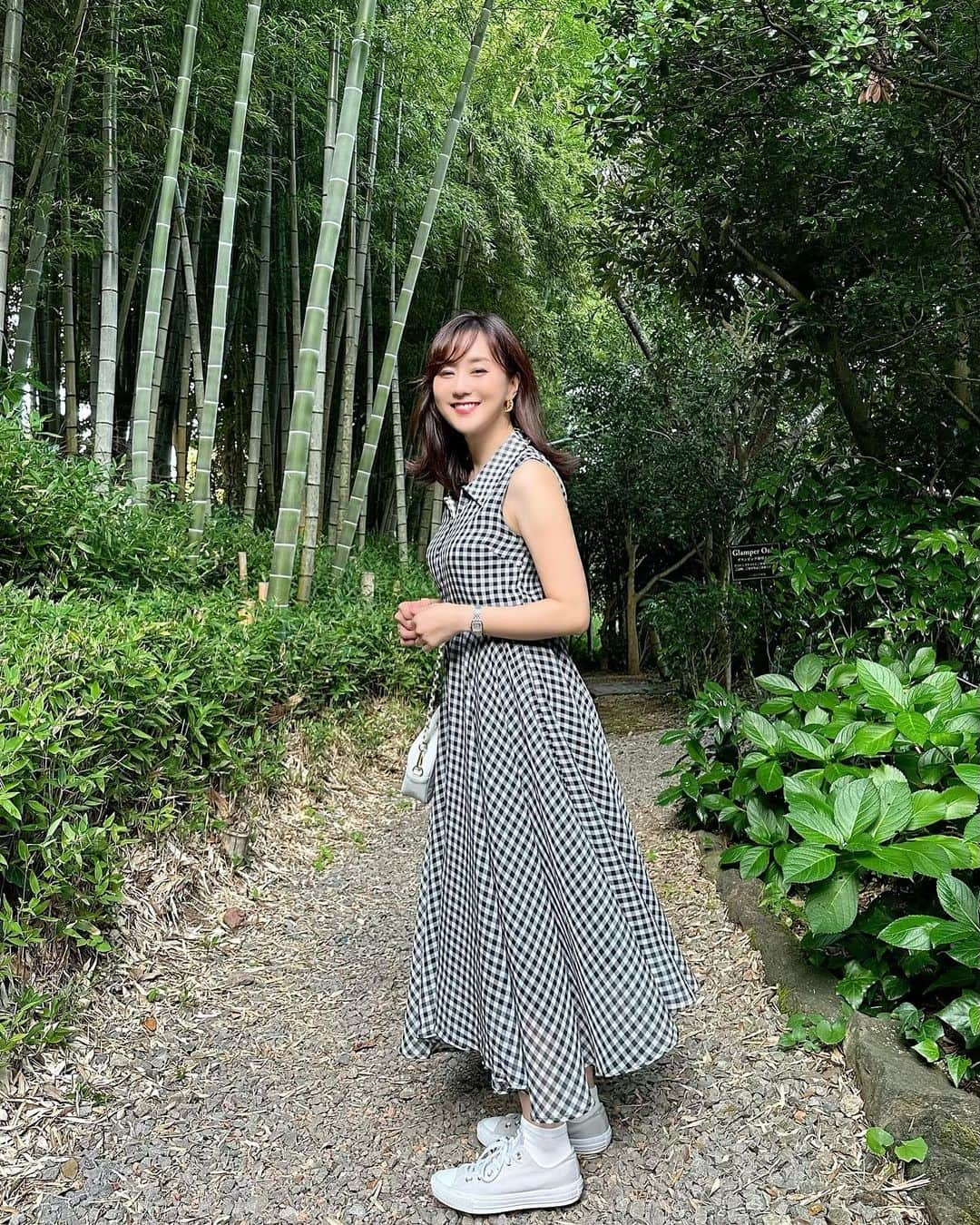 村上麻衣さんのインスタグラム写真 - (村上麻衣Instagram)「私はほぼ全てのお洋服をネットで購入していますが、 今回は1枚でサラッと着れる  COCOTTE PARISの 🖤チェックシアーワンピース🖤  @soir5_cocotteparis   トレンドのシアー素材のワンピースで、 昔から大好きなギンガムチェック🖤 大人女性が着やすいフェミニンなワンピースです。  【Material】 涼しげな素材で、シワになりにくいのでおお手入れも楽だし、旅行にもぴったりです。  【Detail】 フロントボタンは同色の包みボタン。 小粒でころんとしたシルエットが可愛い。  【Styling point】 細かいギンガムチェックなのでシンプルな着こなしが可能です。 シューズはヒールはもちろん、 今回の私のようにスニーカーでも🙆‍♀️  👗チェックシアーワンピース ¥12,100（税込み）  フリーサイズ。 私の身長は159センチです。 ウエスト部分ゴムではありません。 @soir5_cocotteparis ☜こちらのアカウントのウェブサイトからどうぞ  #ココットパリ#cocotparis #ワンピースコーデ #ワンピース #ギンガムチェック #onpiece #アラフォーコーデ #アラフィフコーデ」8月21日 9時30分 - maimaisue