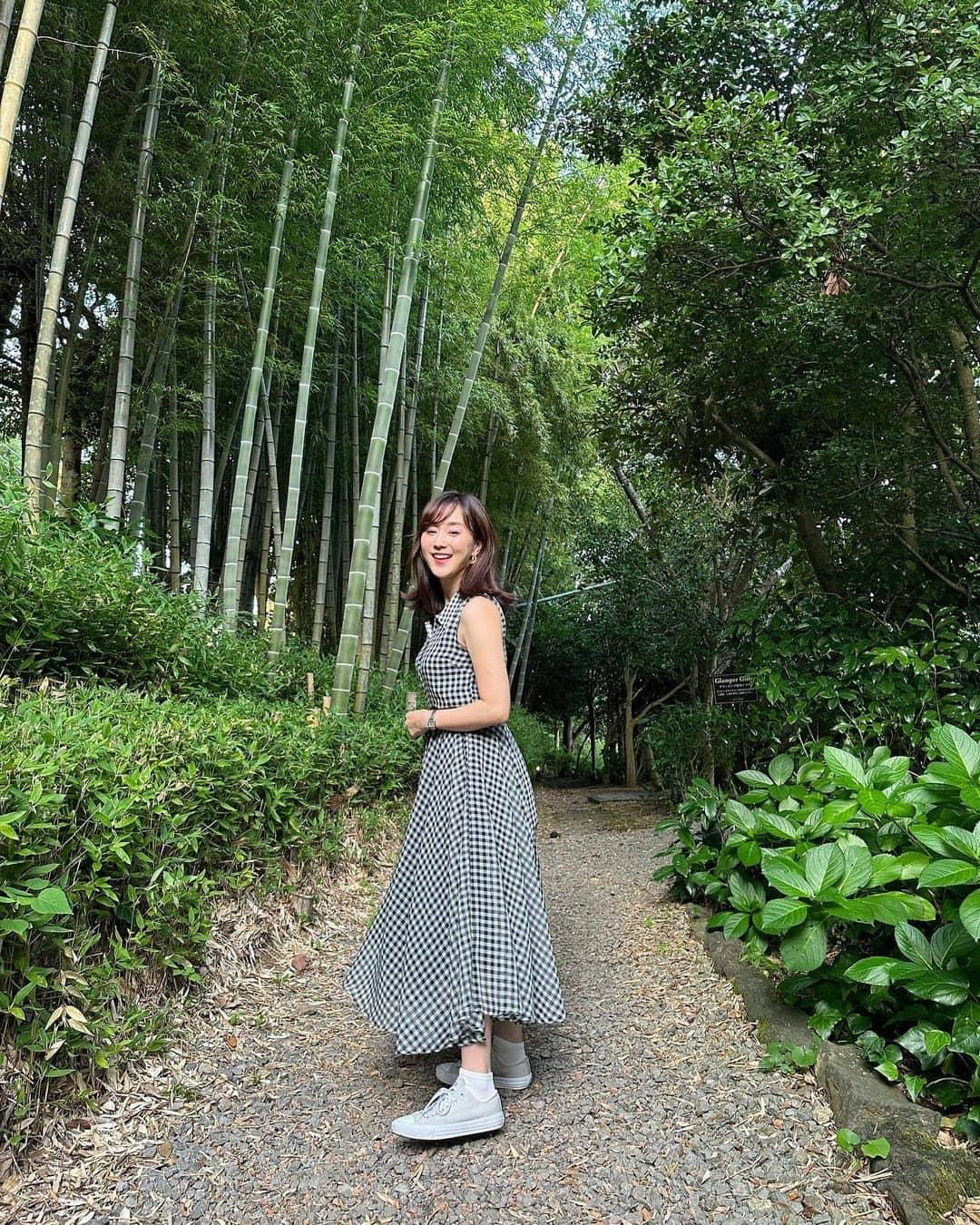 村上麻衣さんのインスタグラム写真 - (村上麻衣Instagram)「私はほぼ全てのお洋服をネットで購入していますが、 今回は1枚でサラッと着れる  COCOTTE PARISの 🖤チェックシアーワンピース🖤  @soir5_cocotteparis   トレンドのシアー素材のワンピースで、 昔から大好きなギンガムチェック🖤 大人女性が着やすいフェミニンなワンピースです。  【Material】 涼しげな素材で、シワになりにくいのでおお手入れも楽だし、旅行にもぴったりです。  【Detail】 フロントボタンは同色の包みボタン。 小粒でころんとしたシルエットが可愛い。  【Styling point】 細かいギンガムチェックなのでシンプルな着こなしが可能です。 シューズはヒールはもちろん、 今回の私のようにスニーカーでも🙆‍♀️  👗チェックシアーワンピース ¥12,100（税込み）  フリーサイズ。 私の身長は159センチです。 ウエスト部分ゴムではありません。 @soir5_cocotteparis ☜こちらのアカウントのウェブサイトからどうぞ  #ココットパリ#cocotparis #ワンピースコーデ #ワンピース #ギンガムチェック #onpiece #アラフォーコーデ #アラフィフコーデ」8月21日 9時30分 - maimaisue