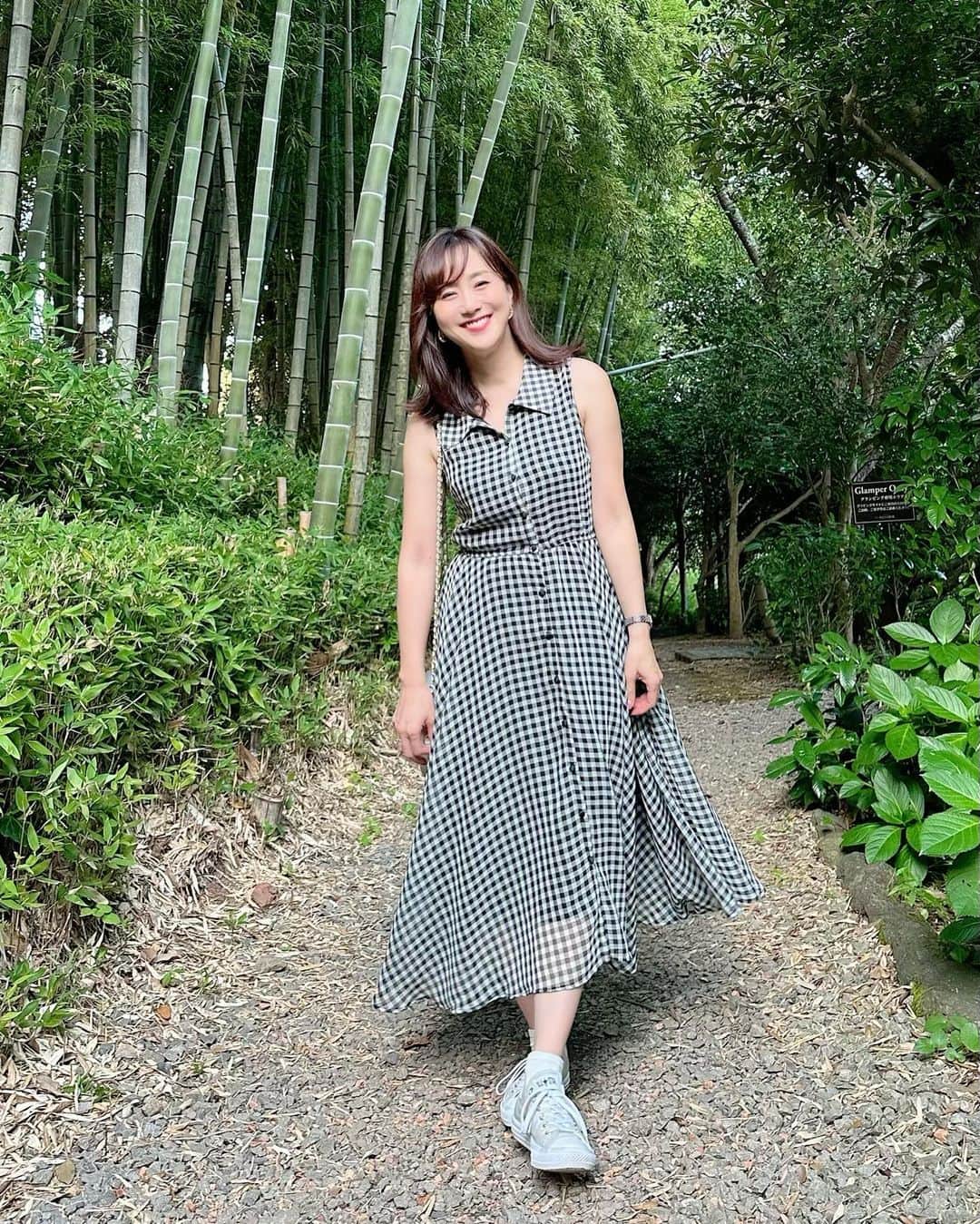 村上麻衣のインスタグラム：「私はほぼ全てのお洋服をネットで購入していますが、 今回は1枚でサラッと着れる  COCOTTE PARISの 🖤チェックシアーワンピース🖤  @soir5_cocotteparis   トレンドのシアー素材のワンピースで、 昔から大好きなギンガムチェック🖤 大人女性が着やすいフェミニンなワンピースです。  【Material】 涼しげな素材で、シワになりにくいのでおお手入れも楽だし、旅行にもぴったりです。  【Detail】 フロントボタンは同色の包みボタン。 小粒でころんとしたシルエットが可愛い。  【Styling point】 細かいギンガムチェックなのでシンプルな着こなしが可能です。 シューズはヒールはもちろん、 今回の私のようにスニーカーでも🙆‍♀️  👗チェックシアーワンピース ¥12,100（税込み）  フリーサイズ。 私の身長は159センチです。 ウエスト部分ゴムではありません。 @soir5_cocotteparis ☜こちらのアカウントのウェブサイトからどうぞ  #ココットパリ#cocotparis #ワンピースコーデ #ワンピース #ギンガムチェック #onpiece #アラフォーコーデ #アラフィフコーデ」