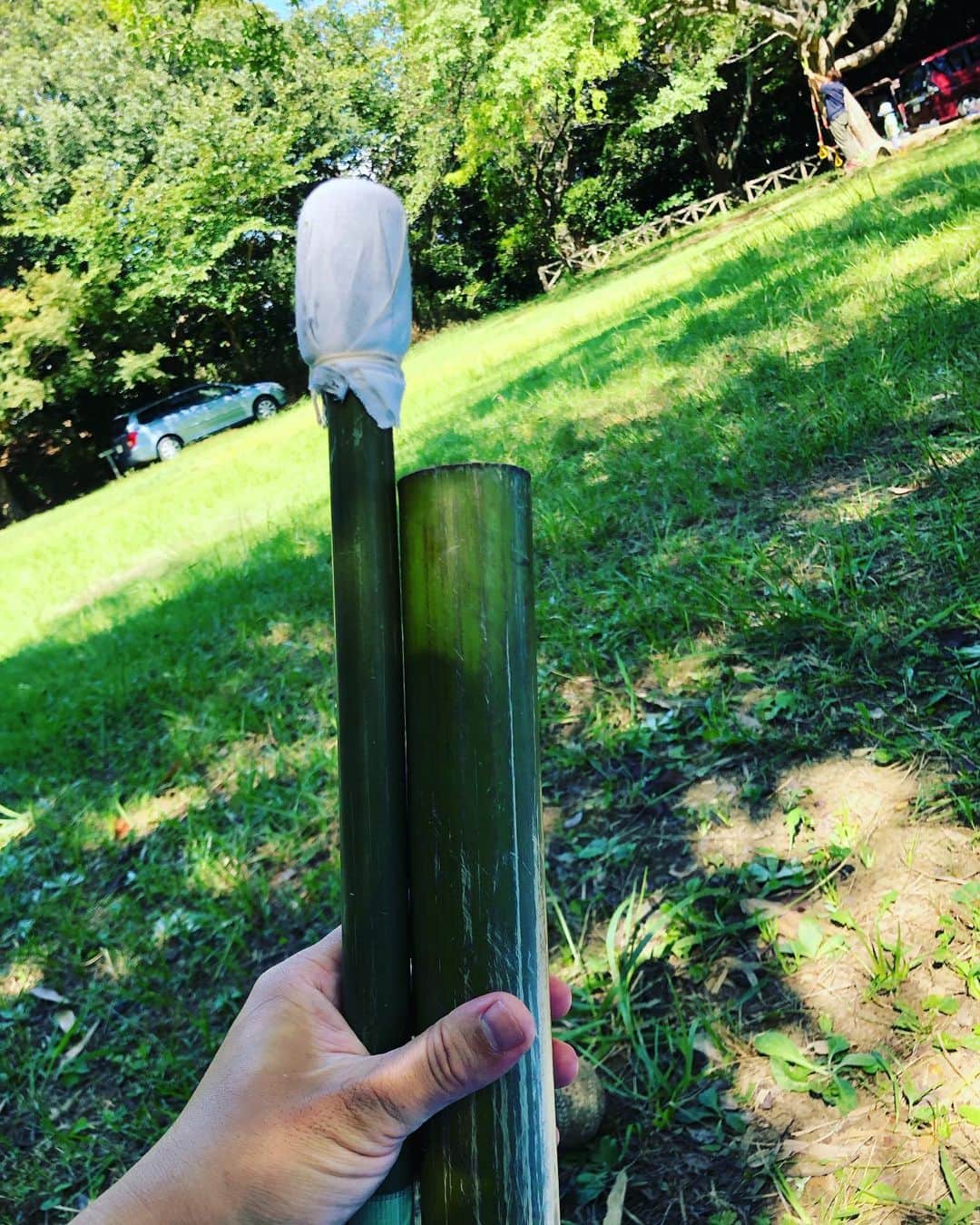 吉田眞紀人さんのインスタグラム写真 - (吉田眞紀人Instagram)「... 先日、太田山プレーパークさんに遊びに行かせていただきました☀️  僕自身、小さい頃によく遊んだ思い出深い太田山公園で活動されています！  この日は竹を使ってみんなで水鉄砲を作り、大人も子どもも大はしゃぎ☺️(僕が1番はしゃいでいたかも)  外で遊ぶ機会が減っている子どもたちがこうして自然と触れ合いながら遊ぶって良いですよね👏  木更津には素晴らしい自然環境が沢山あるので、ぜひ触れ合いながら木更津ライフを楽しみましょう👍  太田山プレーパークさんは定期的に活動されているので、SNSをチェックしてぜひ遊びに来てみてくださいね🔥 ... #太田山プレーパーク #太田山公園 #自然 #木更津 #吉田まきと #スポーツで健康に #房総ローヴァーズ木更津FC #木更津市出身初のJリーガー #木更津市議会議員」8月21日 9時44分 - makito_official