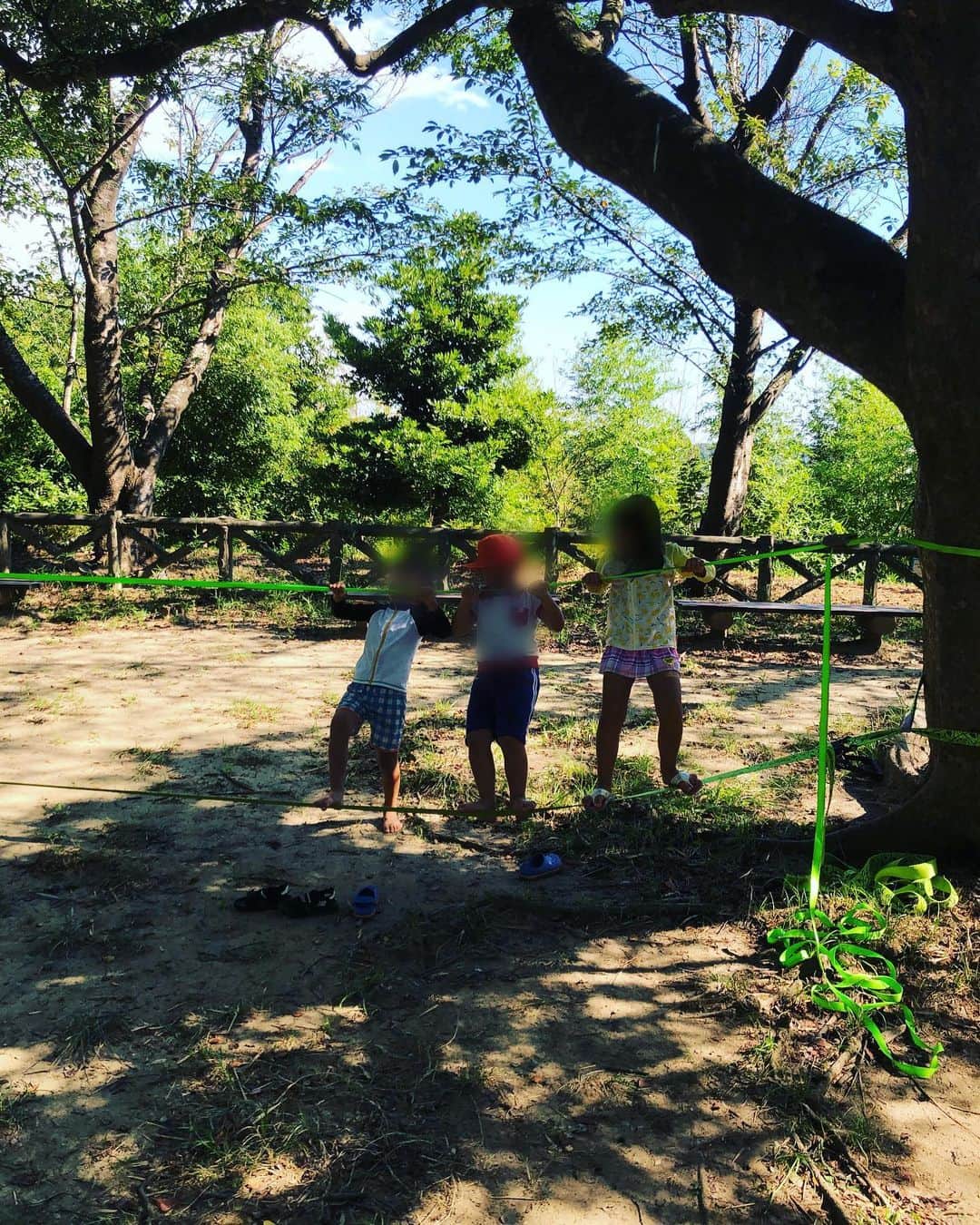 吉田眞紀人さんのインスタグラム写真 - (吉田眞紀人Instagram)「... 先日、太田山プレーパークさんに遊びに行かせていただきました☀️  僕自身、小さい頃によく遊んだ思い出深い太田山公園で活動されています！  この日は竹を使ってみんなで水鉄砲を作り、大人も子どもも大はしゃぎ☺️(僕が1番はしゃいでいたかも)  外で遊ぶ機会が減っている子どもたちがこうして自然と触れ合いながら遊ぶって良いですよね👏  木更津には素晴らしい自然環境が沢山あるので、ぜひ触れ合いながら木更津ライフを楽しみましょう👍  太田山プレーパークさんは定期的に活動されているので、SNSをチェックしてぜひ遊びに来てみてくださいね🔥 ... #太田山プレーパーク #太田山公園 #自然 #木更津 #吉田まきと #スポーツで健康に #房総ローヴァーズ木更津FC #木更津市出身初のJリーガー #木更津市議会議員」8月21日 9時44分 - makito_official