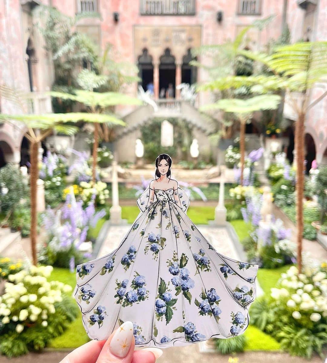Holly Nicholsのインスタグラム：「An escape in the city 🌸 @gardnermuseum #boston #fashionillustration #copicmarkers #isabellastewartgardnermuseum」