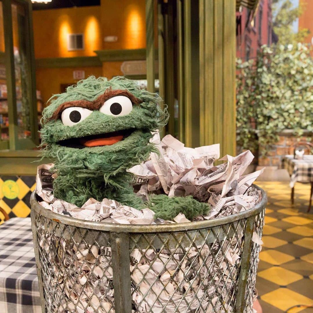 セサミストリートさんのインスタグラム写真 - (セサミストリートInstagram)「Yes Oscar loves to smile... when he is in a big pile of trash!」8月21日 1時00分 - sesamestreet