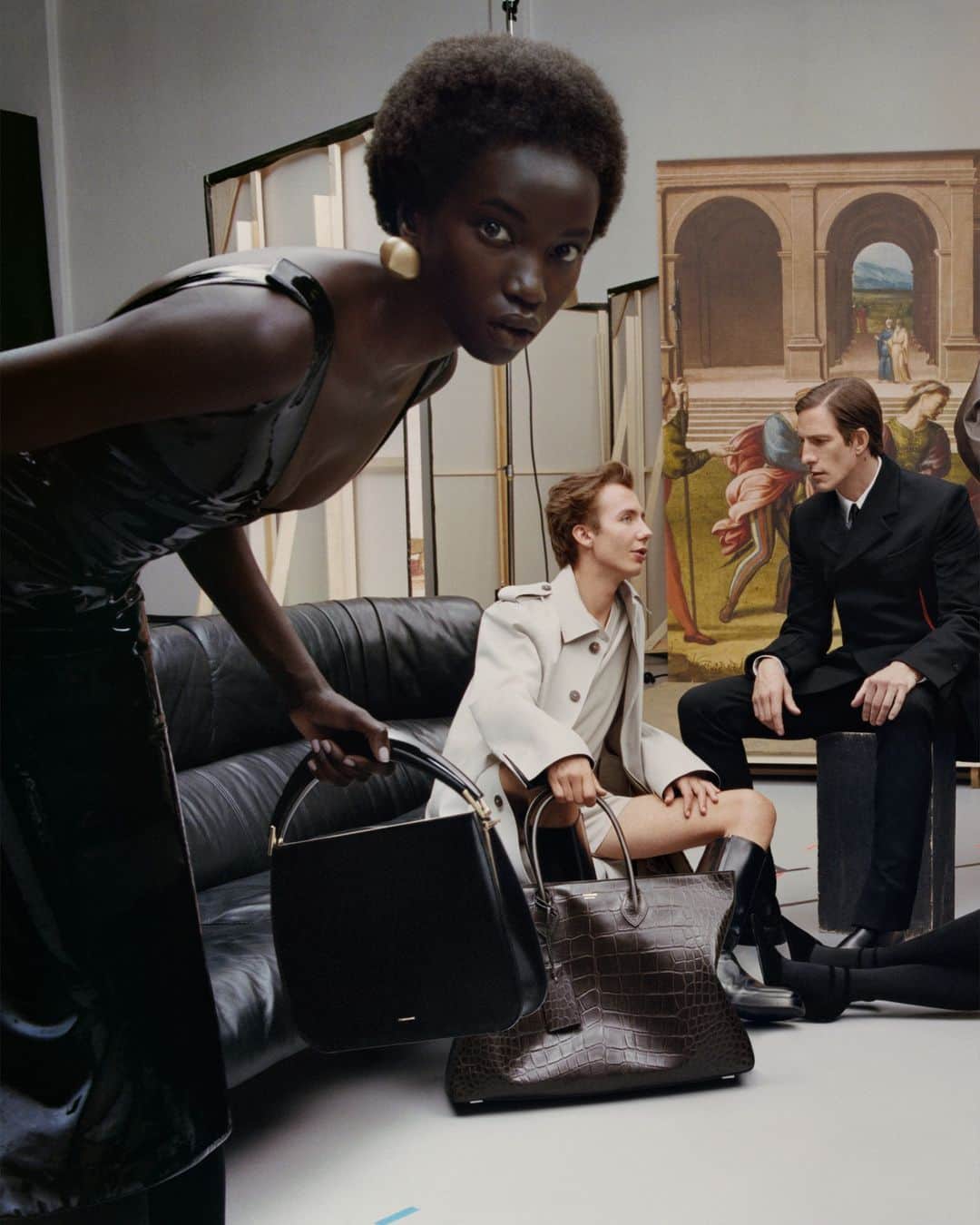 サルヴァトーレ・フェラガモのインスタグラム：「@_maximiliandavis_' Ferragamo: a collective in the making. Florence’s history seen from today. #FerragamoNewRenaissance ​  @anokyai @paulhameline  @ivandepineda @Vittoria @kelela on set of the #FerragamoFW23, featuring Francesco Granacci 1515. By permission of the Ministry of Culture – Gallerie degli Uffizi. Discover more at the link in bio.​  ​Campaign Concept and Creative Direction @ferdinandoverderi​ Lensed by @tylersphotos」