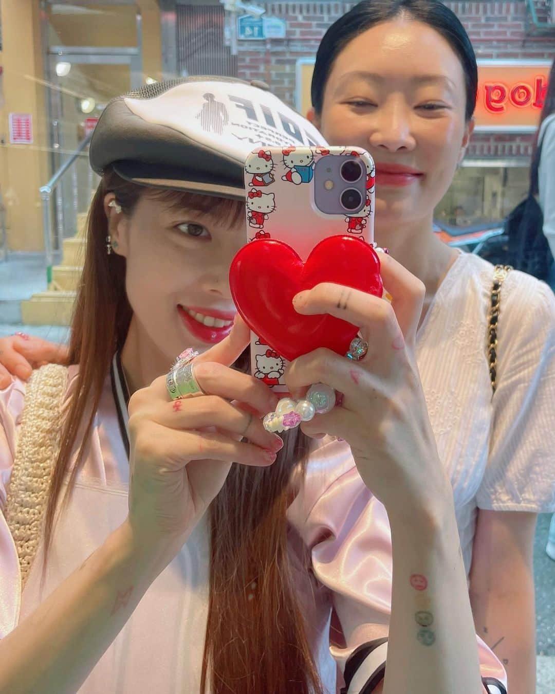 ヒョナ のインスタグラム：「❤️👩‍❤️‍💋‍👩❤️」