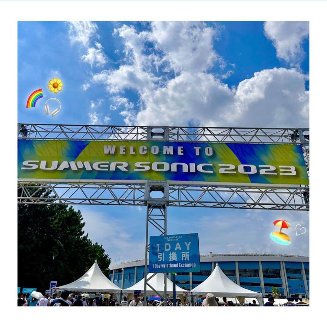 maa.のインスタグラム：「めちゃくちゃ楽しみにしとった 〖SUMMER SONIC 2023 〗🏖 1人で行ってきました❕  . .  会場にいる全員が、大きく手を広げて大きな声を出して歌う姿を間近で観ることができて、改めて音楽の力の凄さを感じました。  屋内での音楽の楽しみ方、屋外での楽しみ方、そして今回は海辺での楽しみ方を知れて、夏が大好きになった！！  . .  最高の夏の思い出が増えて幸せです！！  . .  私もいつか必ず。  #サマソニ #サマーソニック #summersonic」