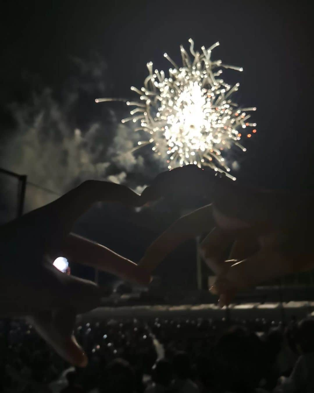 畠山優梨枝さんのインスタグラム写真 - (畠山優梨枝Instagram)「今年も浴衣で神宮花火大会へ🎆🎆 浴衣も帯も近づけて髪型もお揃いにしてもらいました🐻💕  神宮の花火大会はゴールデンボンバーと大黒摩季さんがめちゃめちゃ盛り上げてくれました😆まき姉の『ら・ら・ら』で感動してウルッときてしまった😂😂 花火も最高で夏の思い出がまたひとつ増えました✨夏大好き♥️ お天気にも恵まれて、お昼からずっと飲んで楽しかった🍷  #浴衣#夏#夏の思い出#双子コーデ#花火大会#神宮球場#神宮花火大会#花火#ひつじヘア#お団子ツイン#人生最後のお団子ツイン#yukata#kimono#kimonostyle#kimonofashion」8月22日 19時00分 - yurieyurieee