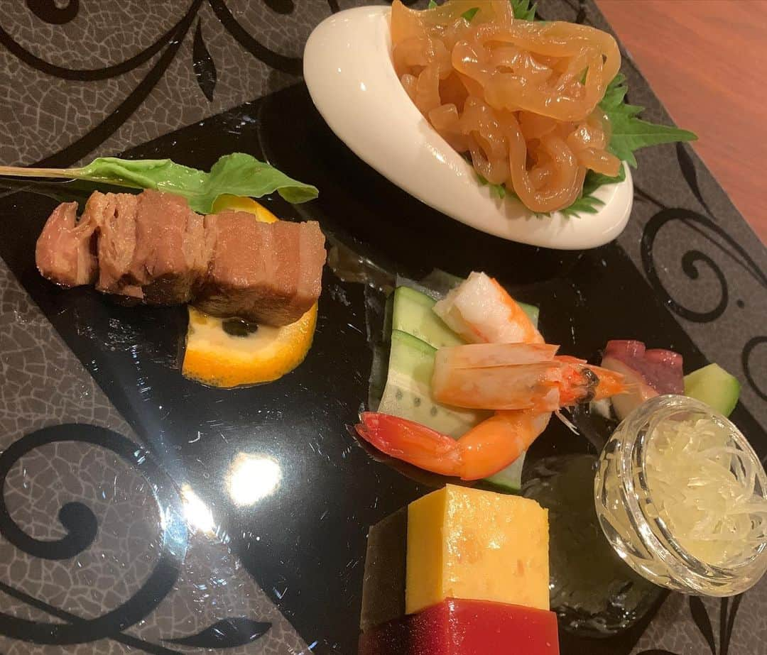 西田麻衣さんのインスタグラム写真 - (西田麻衣Instagram)「本日いただきました幸福なお料理〜  そして過ぎ去ったお盆〜  寝て食べてだらんだらんだった〜  これらが本物で〜す  #フカヒレ #好きです」8月21日 1時27分 - mai.nishida.official