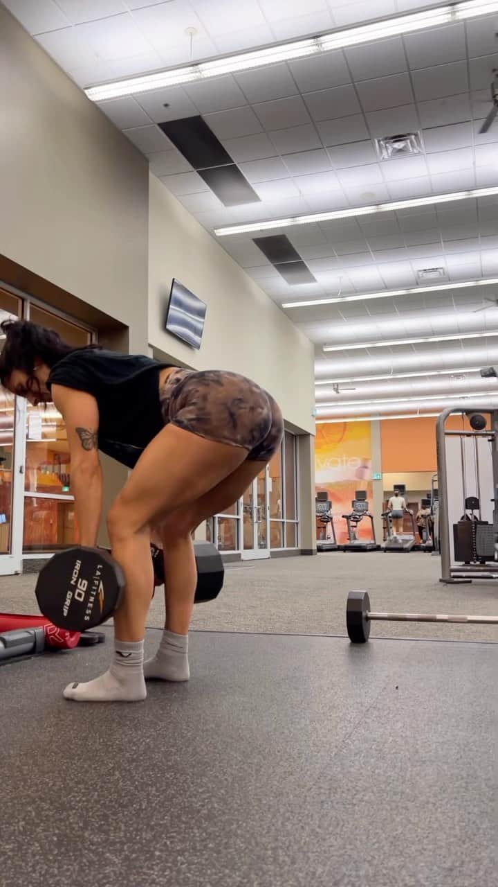 Squatsのインスタグラム：「Glutes and hamstrings routine!🍑 @aubreyformica #squats #glutes #fitness #fitnessmotivation #gym #workout」