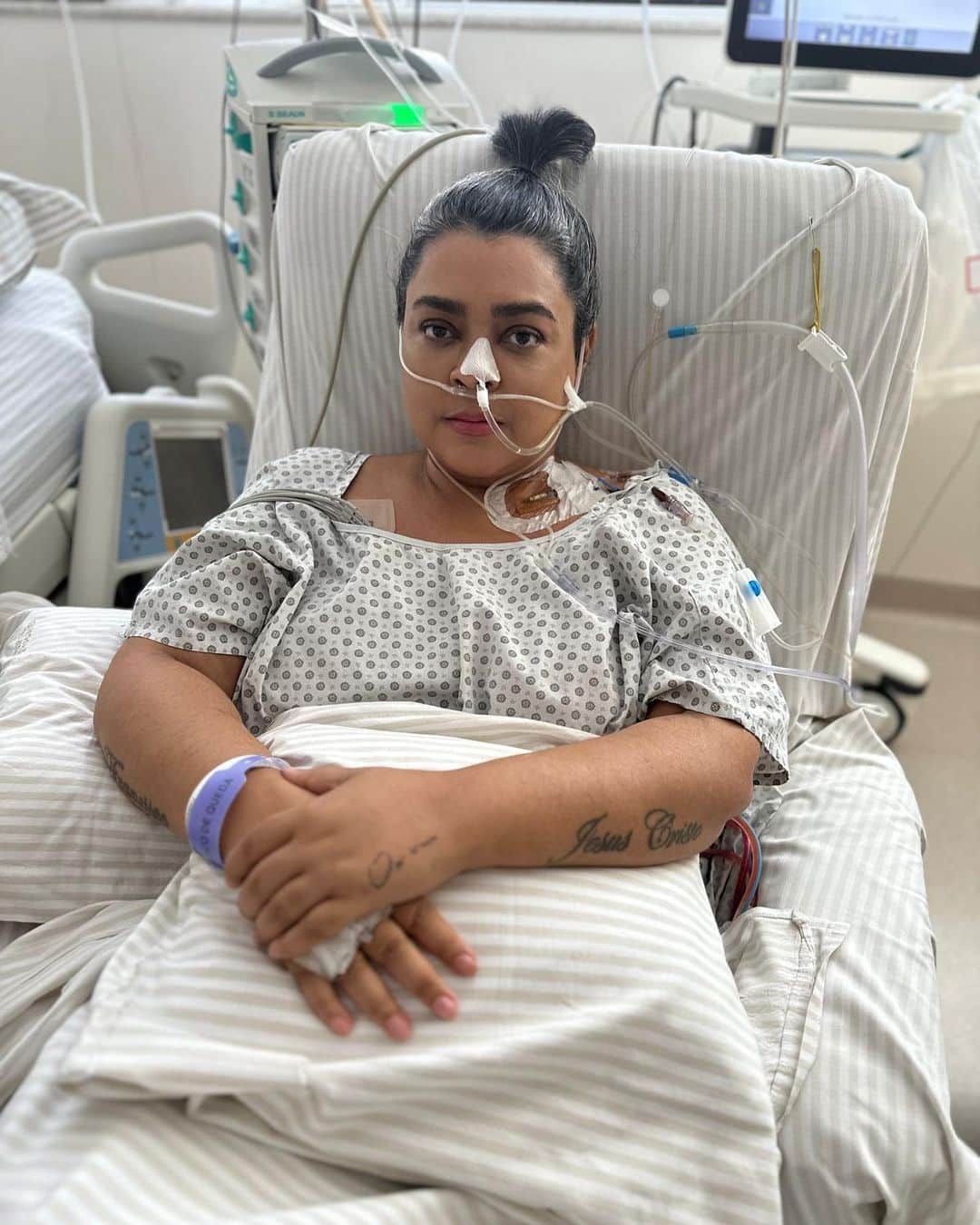 Preta Gilのインスタグラム：「Oi meus amores, estou aqui me recuperando de uma cirurgia extensa e complexa de mais de 14 horas, onde foi realizada a retirada do tumor, como também foi necessário fazer uma histerectomia total abdominal.  Estou sendo bem cuidada pelos médicos. Um agradecimento especial para toda equipe guerreira do Dr.  @fredericoteixeirajr.  Agora é um dia de cada vez!!! Hoje já consegui sentar e sigo aqui lutando. Já Deus tudo certo!!! 🤍✨  #pretacura」
