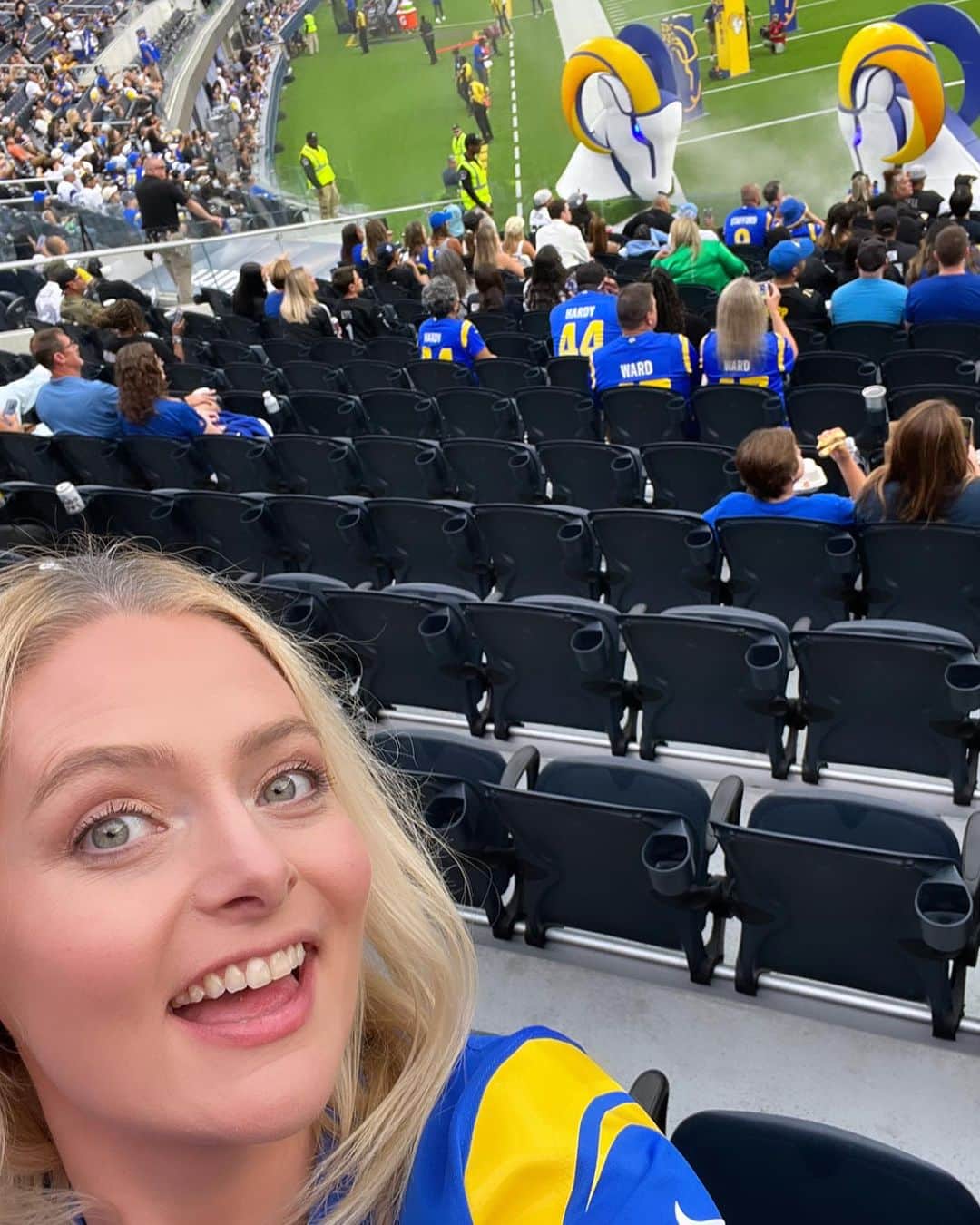 ローレン・アッシュのインスタグラム：「SO excited to experience my very first NFL game last night! And it was extra fun to get to watch the @rams here in LA!   Shout out to those pastrami fries. I’ll be dreaming of you…  #Rams #RamsHouse」