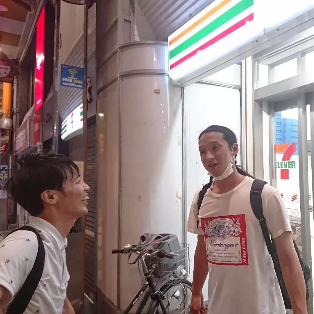のインスタグラム：「この前の出来事。ヒッチハイク頼んでるしか見えないな」