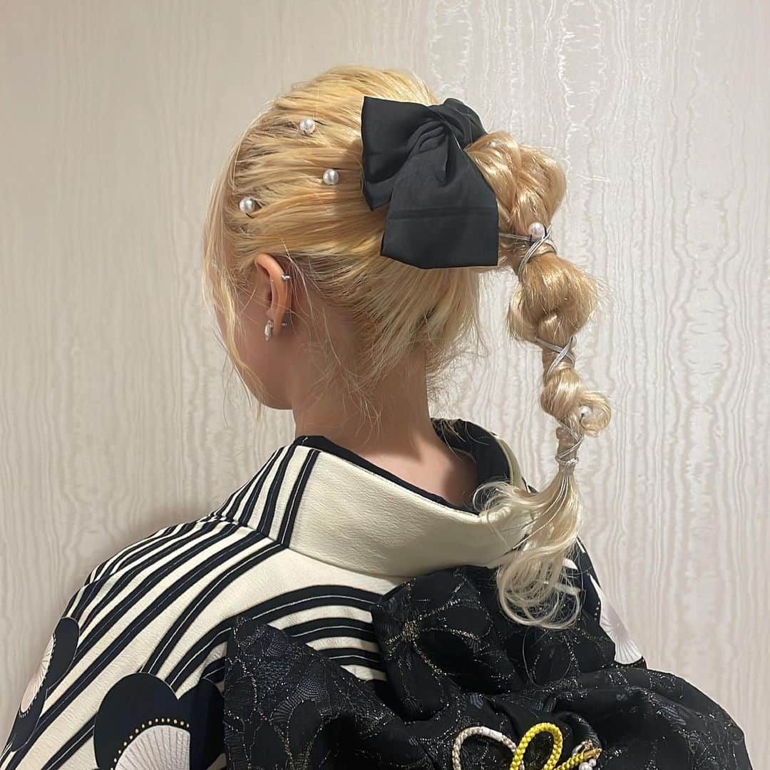 TAKAZENさんのインスタグラム写真 - (TAKAZENInstagram)「使い方無限大な定番人気パールを使ったヘアアレンジ4選✨🤍  可愛い系から綺麗系、個性派さんにもぴったりなパール🌙 使うだけで華やかさがアップしてめちゃくちゃ可愛いです♡  髪飾りも店頭にて販売しております👑  ご来店のご予約DMからでも🆗です！  ・－・－・－・－・－・－・－・－・－・ TAKAZEN梅田本店 ☎︎ 0120-399-711  #takazen#タカゼン #furisodedoll #フリソデドール #成人式#卒業式 #振袖#袴 #前撮り#成人式前撮り #袴前撮り #ヘアアレンジ#ヘアメイク #ヘアセット #振袖レンタル断トツNO1 #成人式振袖断トツNO1 #振袖レンタル大阪 #大阪振袖レンタル #振袖レンタル #成人式ヘア #振袖ヘア #振袖ヘアアレンジ #振袖髪型 #振袖コーデ #ハタチ #卒業式ヘア  #大阪梅田振袖 #梅田振袖 #ヘアアレンジ #パールヘアピン」8月21日 1時30分 - takazen_umeda