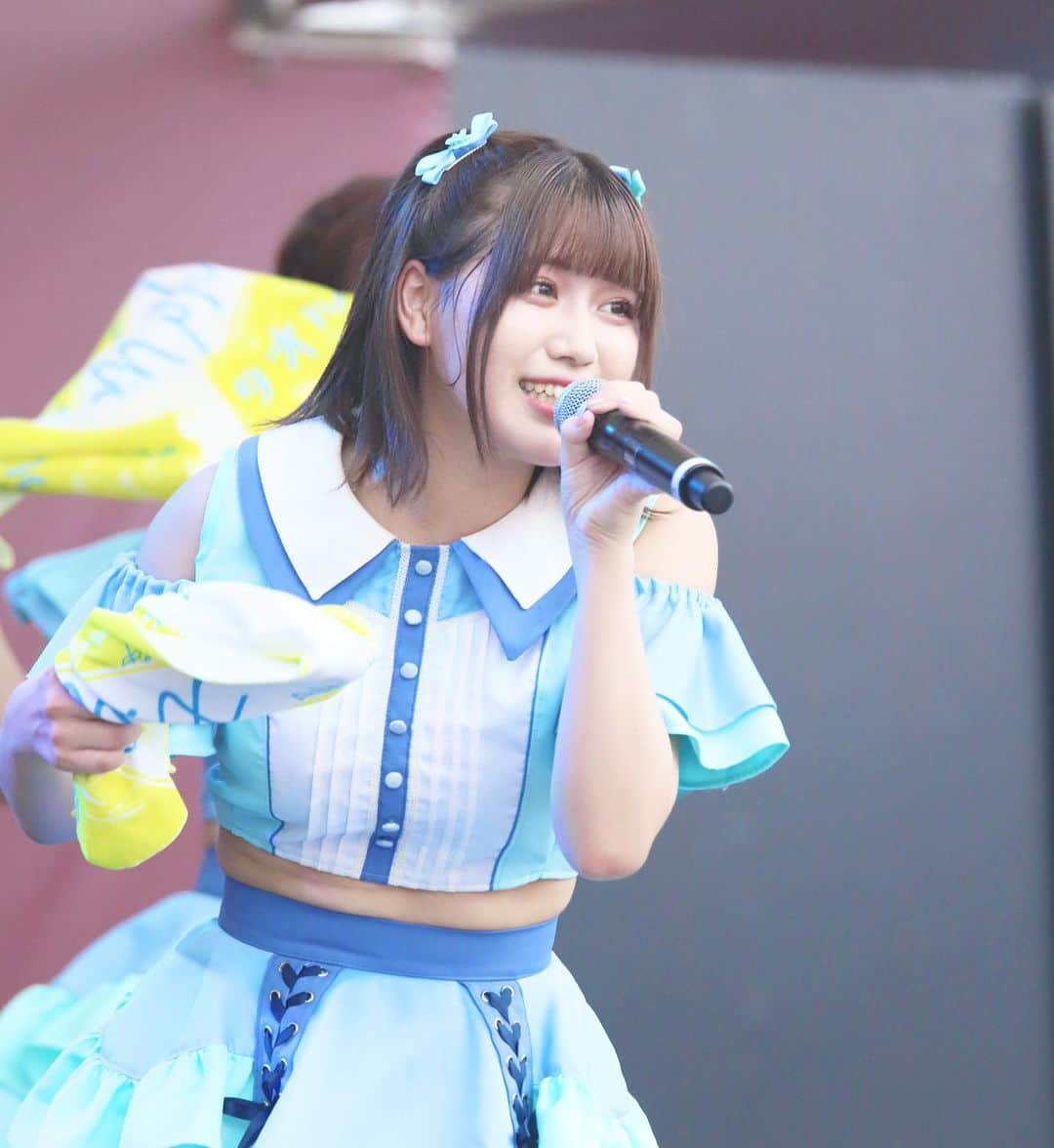 のインスタグラム：「本当に素敵な景色をみせてくれて ありがとうございました！  アイドル、、ピクミクって 本当に幸せなんだなって 心の底から改めて思いました  私がこれからもピクミクで生きていく理由の全てがこの3日間に詰まっていた気がして、いろんな感情でいっぱいになりました  あんなに広い会場で、沢山の歓声を浴びて、 大好きな音楽を歌えた私って、 最高に幸せ者だ〜〜 想像できないくらいの熱い空間と 綺麗な景色で笑顔が止まらなかった〜🤭 私たちと同じくらいファンの方も盛り上がってくれてて、 なんて優しい世界！！！！って思ったよ🌸 スタッフさん含め、現場が本当に暖かいんです  まだ19年しか生きてないのに、 これほどの経験と夢と幸せを手に入れてしまって ある意味自分が怖いです それくらいには幸せだよ＾＾  もともとそんなに緊張とか焦ったりしないタイプの人なんだけど、 この3日間は特に、緊張よりもわくわくがあって、 本気でステージを求めてるんだなって思った🫣 暑いのは苦手なのに汗をかきながらでも歌いたい！！！！  何をしても続かない私が、 何がなんでも続けたい、 と思えるものに出会える日が来るなんて、 昔から私を知ってる人はびっくりしちゃうくらい！！！  どれもこれも今までも支えてくれたみんなのおかげです！！！ 全く別々のところで生きてて、きっかけがなければ、 出会うことも出来なかったみんなと、 こうして出会えて、沢山の思い出を作れて 奇跡だと思ってます🥲🥲  もちろんメンバーと出会えたことも奇跡！！！  長くなっちゃったけど本当にありがとう！！！ この幸せを大切に、明日からの毎日も頑張れる！  ずっとピクミクについて行きたいと思ってもらえるように頑張るね 愛してるよー！！！！  #PiXMiX #アイドル」