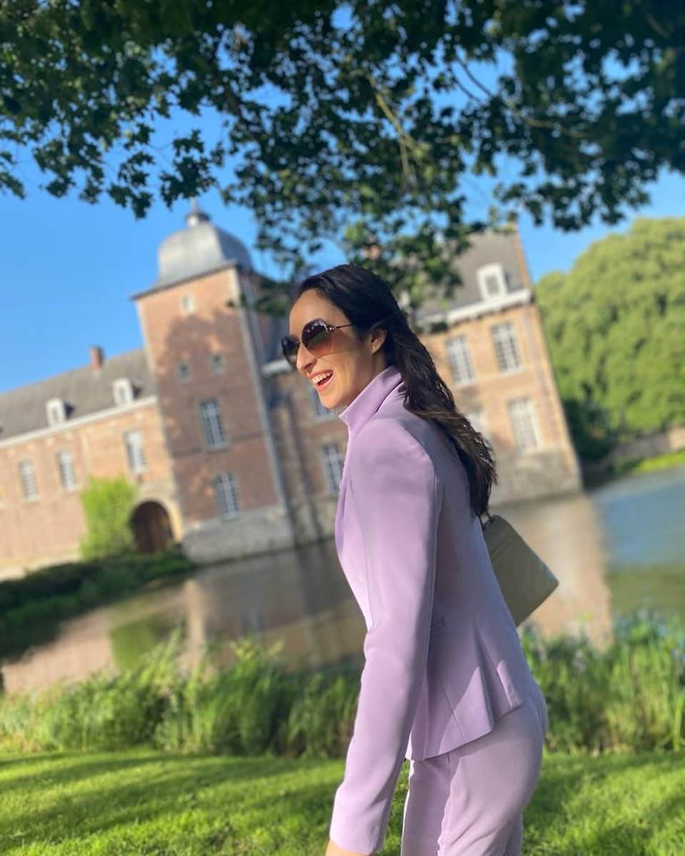 ニナ・デヴァエルのインスタグラム：「☀️💜」