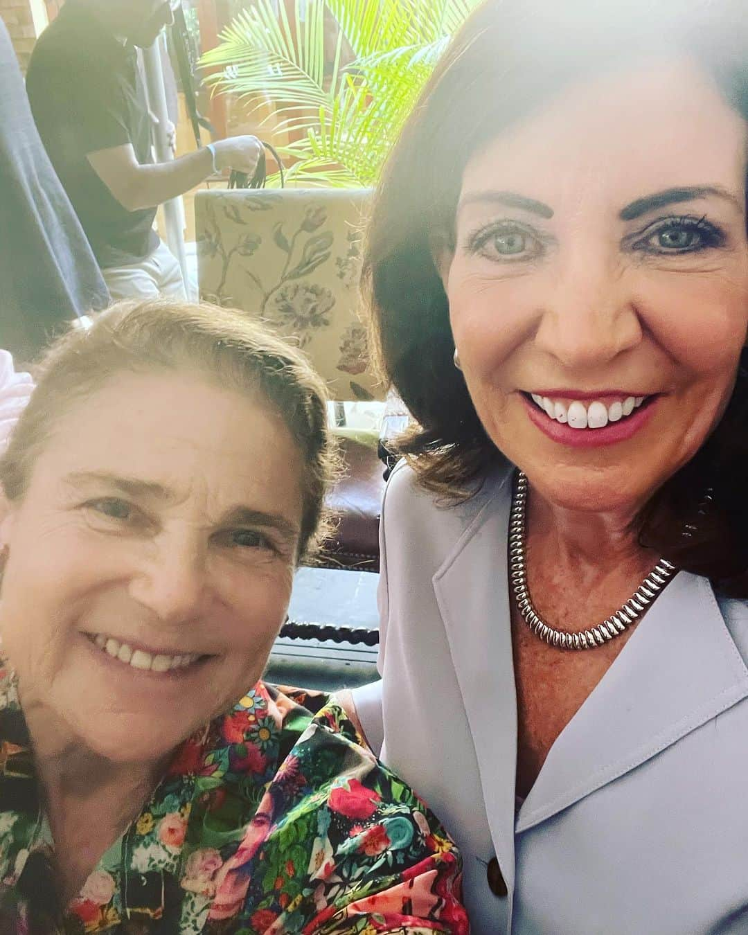 トヴァ・フェルドシャーのインスタグラム：「Breakfast in the Hamptons with Governor Kathy Hochul. Lucky us.She was fantastic.」