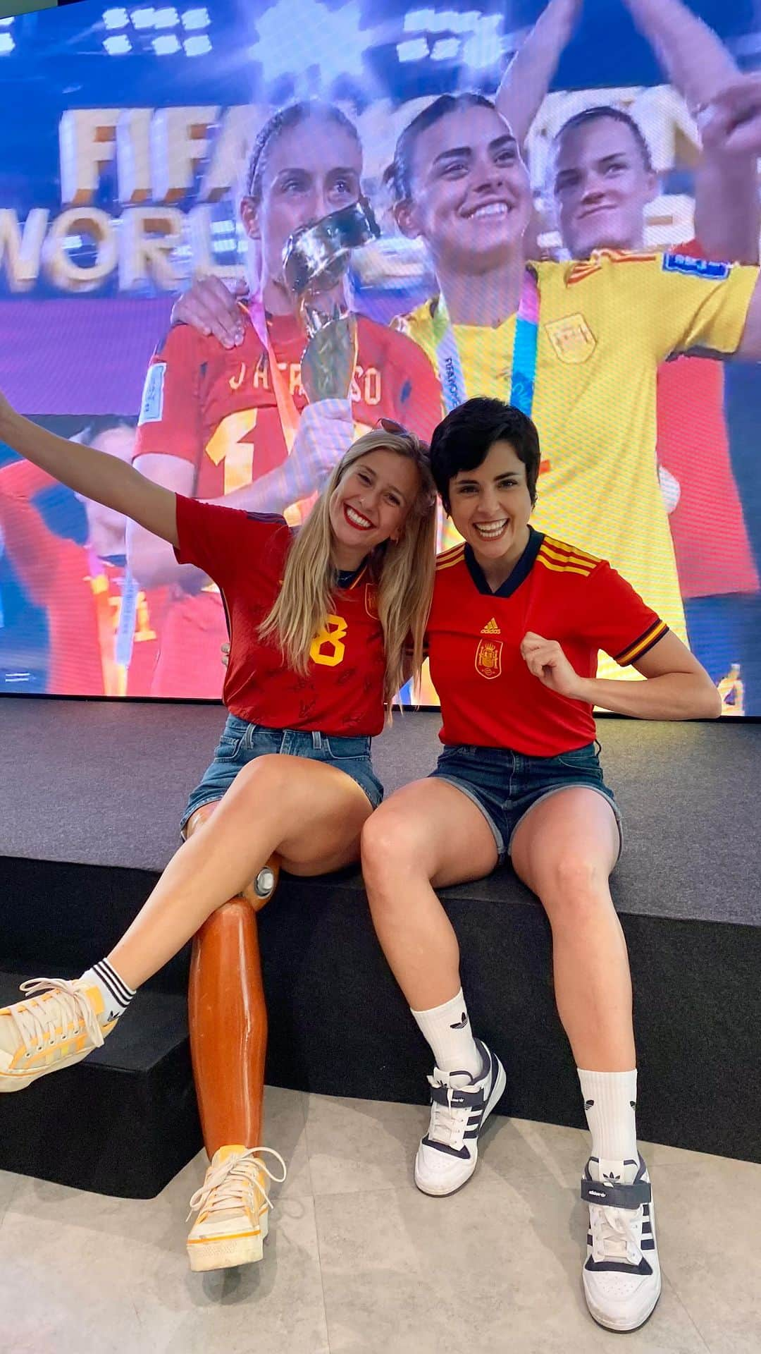 サラ・ウルタドのインスタグラム：「Podría ser un domingo cualquiera, cuando de repente: ¡¡¡CAMPEONAS DEL MUNDO!!! 🥹🙌🏻♥️🇪🇸💪🏼🎽⭐️  Wow… Increíble vivir este momento histórico para el deporte español…   A todas las jugadoras de la @sefutbolfem : Os admiro, os respeto y os abrazo desde la distancia a modo de agradecimiento por toda vuestra entrega durante todos estos años para deshacer nudos y abrir las puertas de par en par a las nuevas generaciones. Viniendo de un deporte minoritario como es el patinaje sobre hielo, una sólo sueña con poder conseguir lo que habéis conseguido vosotras:  CONSEGUIR QUE VUESTRO DEPORTE IMPORTE. Ojalá el resto de deportes siga vuestro camino🫶🏼  Gracias @relevo_deportes por ofrecer el espacio para haberlo vivido en directo 🫂💕 Sois hogar.  #spain #worldchampion #fifawwc」