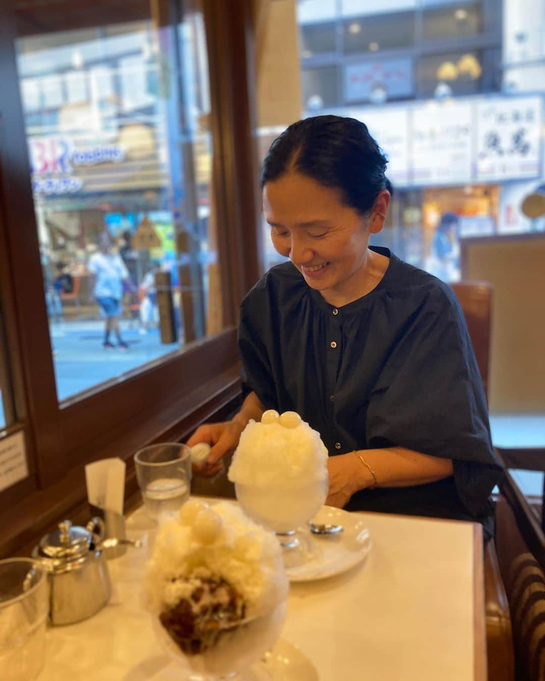 雨宮塔子さんのインスタグラム写真 - (雨宮塔子Instagram)「去年は神田界隈の食い倒れツアーに連れ出してくれた料理研究家のゆうこちん❤️  この夏は前から興味津々だった鎌倉の某レストランのランチに連れて行ってくれました♪  農協市場に始まって、ぶらぶら散歩しながらレストランに🍽️ あまりの美味しさと、積もる話の多さにお料理の写真をかなり撮り忘れてしまいましたが😭🙏、幸せすぎる時間に感謝🥰  鎌倉駅界隈に戻ってまた歩き出したものの、あまりの暑さに再び涼をとりたくなって、でました、かき氷第二弾🤣  いつも遊んでくれてありがとう😘  @yukowatanabe520  #ゆうこちんのおすすめの #鎌倉のレストラン #今回はお盆の混雑を危惧して #車をさけて #湘南新宿ラインで」8月21日 2時14分 - amemiya.toko