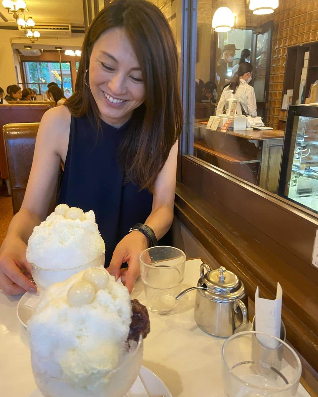 雨宮塔子さんのインスタグラム写真 - (雨宮塔子Instagram)「去年は神田界隈の食い倒れツアーに連れ出してくれた料理研究家のゆうこちん❤️  この夏は前から興味津々だった鎌倉の某レストランのランチに連れて行ってくれました♪  農協市場に始まって、ぶらぶら散歩しながらレストランに🍽️ あまりの美味しさと、積もる話の多さにお料理の写真をかなり撮り忘れてしまいましたが😭🙏、幸せすぎる時間に感謝🥰  鎌倉駅界隈に戻ってまた歩き出したものの、あまりの暑さに再び涼をとりたくなって、でました、かき氷第二弾🤣  いつも遊んでくれてありがとう😘  @yukowatanabe520  #ゆうこちんのおすすめの #鎌倉のレストラン #今回はお盆の混雑を危惧して #車をさけて #湘南新宿ラインで」8月21日 2時14分 - amemiya.toko