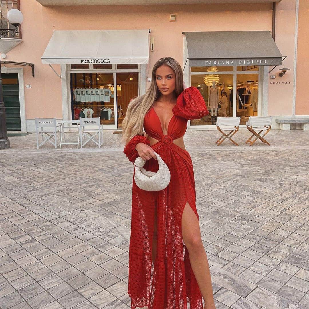 ステファニー・スコラーロのインスタグラム：「Romance in august 🌹 🇮🇹」