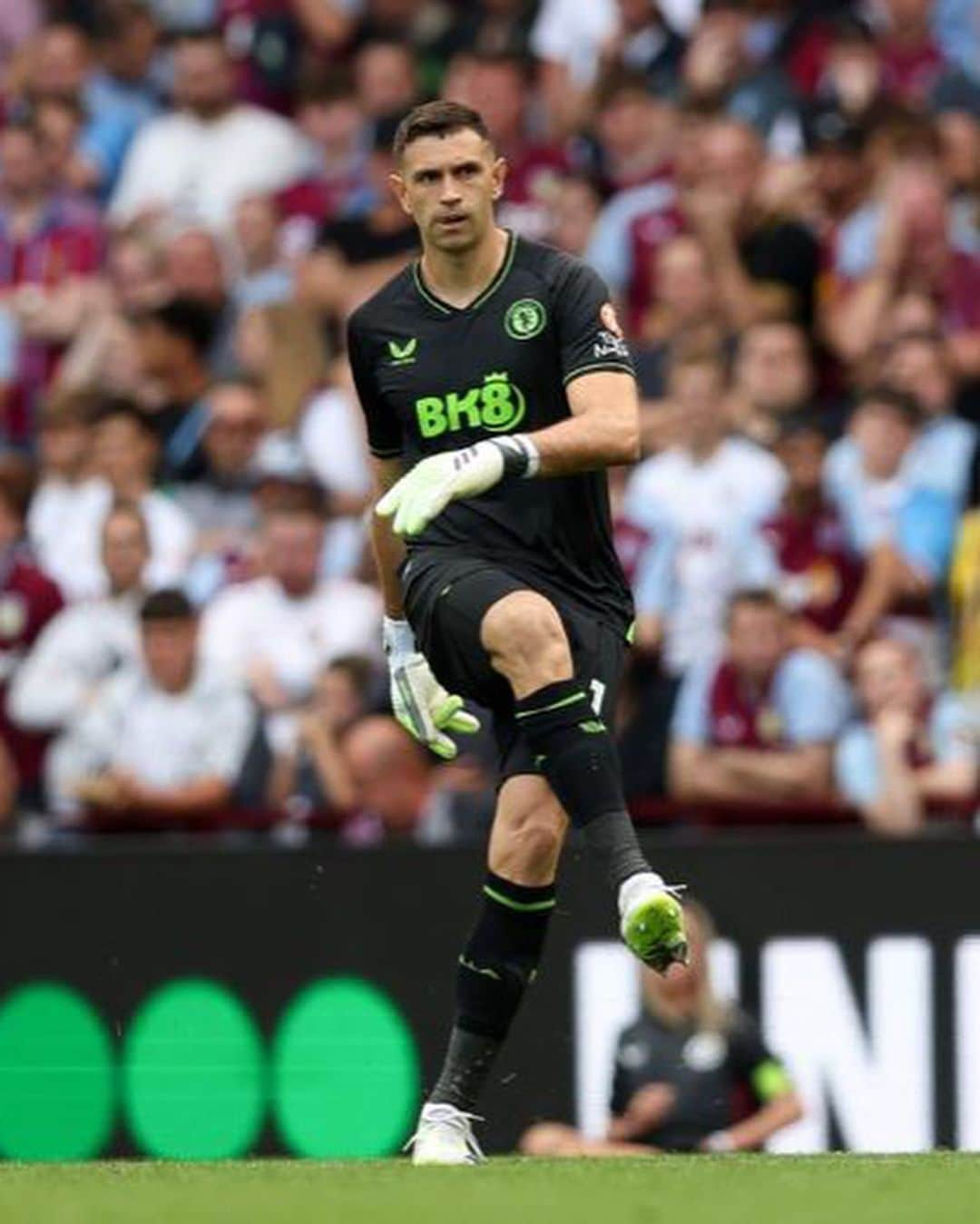 ダミアン・マルティネスさんのインスタグラム写真 - (ダミアン・マルティネスInstagram)「After a hard week of injuries and a heavy defeat away from home We performed at Villa Park to perfection today #UTV  Clean sheet 🧤  Después de una semana dura de lesiones y perder por mucho  Volvimos a casa y respondimos a la perfección  Vamos por mas」8月21日 2時17分 - emi_martinez26