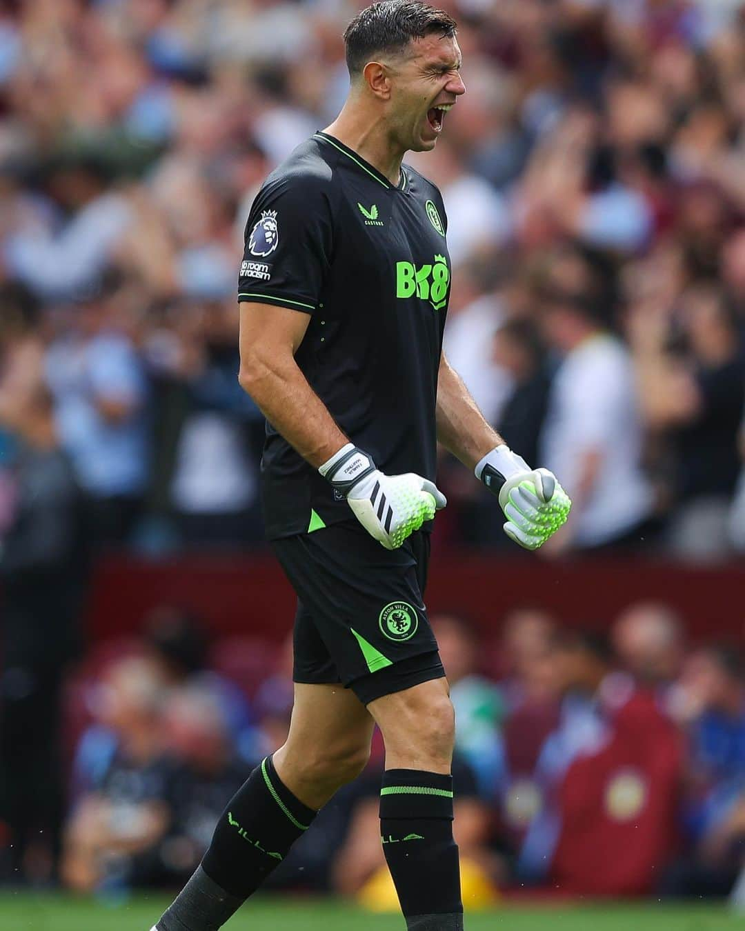 ダミアン・マルティネスのインスタグラム：「After a hard week of injuries and a heavy defeat away from home We performed at Villa Park to perfection today #UTV  Clean sheet 🧤  Después de una semana dura de lesiones y perder por mucho  Volvimos a casa y respondimos a la perfección  Vamos por mas」