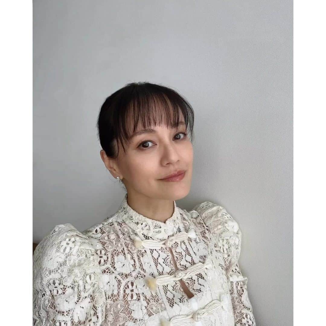 牧瀬里穂のインスタグラム：「残暑お見舞い申し上げます  今年の夏は暑過ぎて 予定していた事を取りやめたり なるべく無理はしないように 気をつけて過ごしていました  ずっと行きたかったマティス展 最終日に行ってきました 見ていて気持ちが軽く　肩の力が抜ける感じ 30年前くらいに行った南仏を 思い出しました 本当に素敵な所でした また行きたい  美術館の後はランチしながら お互いの近況報告やら 秋の計画の希望などを出し合って  デザートは 桃のパフェ」