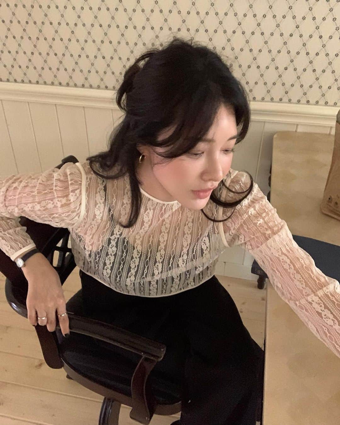 nanaのインスタグラム：「참 오랜만에 조심스럽게 아끼고 싶은 블라우스를 들고 왔어요🙆🏽 만들기가 너무 어려워 하루에 몇벌 못 만들다고 하는데요 (이런말이 참 쑥스럽지만 그래듀 말씀 미리드려야 할꺼 같아요!! 레이스가 약하기때문에 조심스럽게 다뤄주셔야 하거든요👌🏼) 카디건으로도 입어도 되는 나흐나흐 블라우스 내일 오후에  만나봐요🖤 가을의 첫 시작이 참 설레네요 후후」