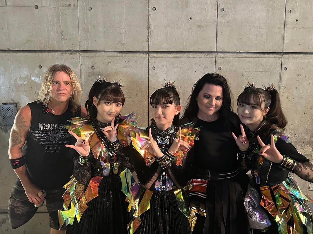 BABYMETALさんのインスタグラム写真 - (BABYMETALInstagram)「Thank you @evanescenceofficial 🤘🦊🤘  #BABYMETAL #evanescence #summersonic #サマソニ」8月21日 2時32分 - babymetal_official