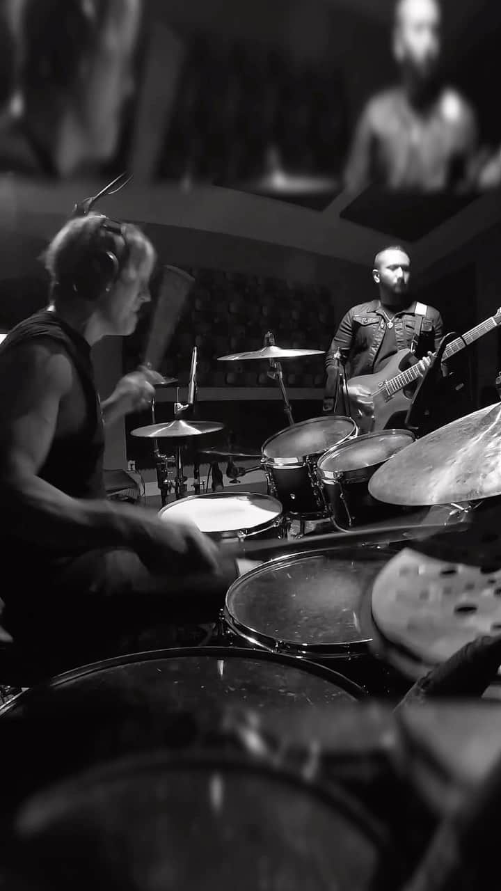 シェーン・ガラースのインスタグラム：「another @raz_azraai ‘n G throwback. 🧟‍♂️ #drums #shanegaalaas #crumbweststudios #vicfirth #zildjian #remo #pearldrums」