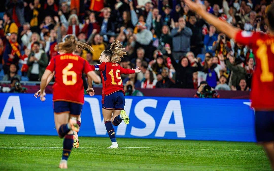 パウ・ガソルのインスタグラム：「CAMPEONAS DEL MUNDO!!!!!!!! 🏆🌏 El primer mundial de nuestro fútbol femenino!!!! HISTÓRICO!!!! Enhorabuena, @sefutbolfem!!! 👏🏼👏🏼👏🏼👏🏼👏🏼👏🏼👏🏼👏🏼👏🏼」