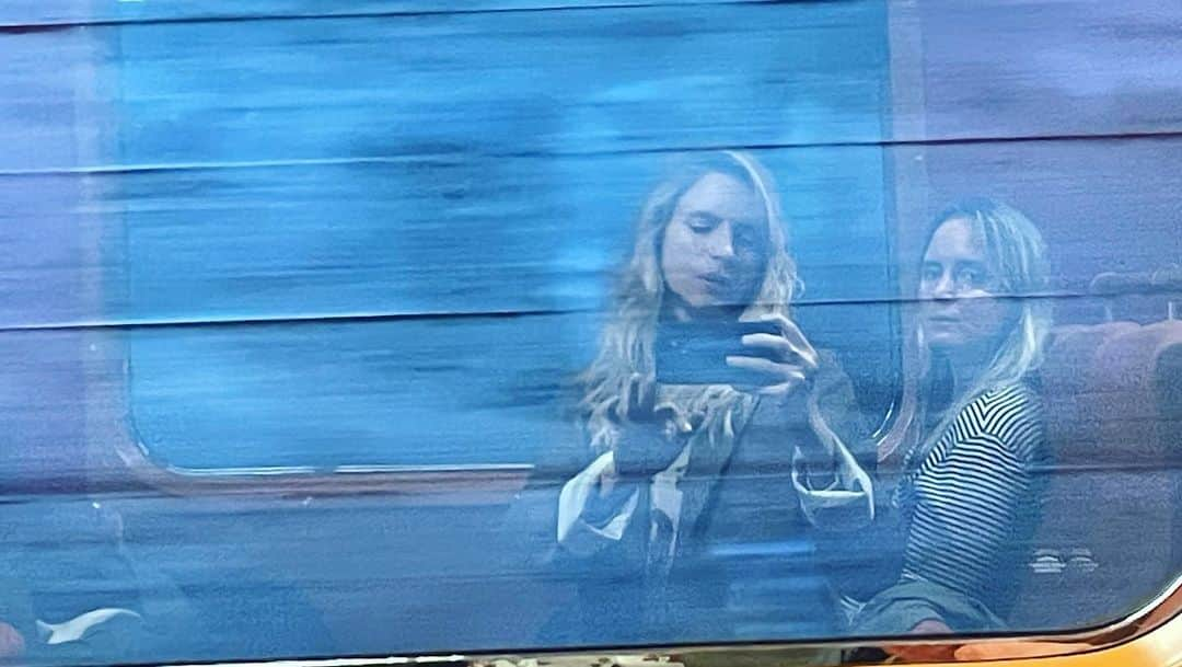 ブリット・マーリングさんのインスタグラム写真 - (ブリット・マーリングInstagram)「train to flam」8月21日 2時41分 - britmarling