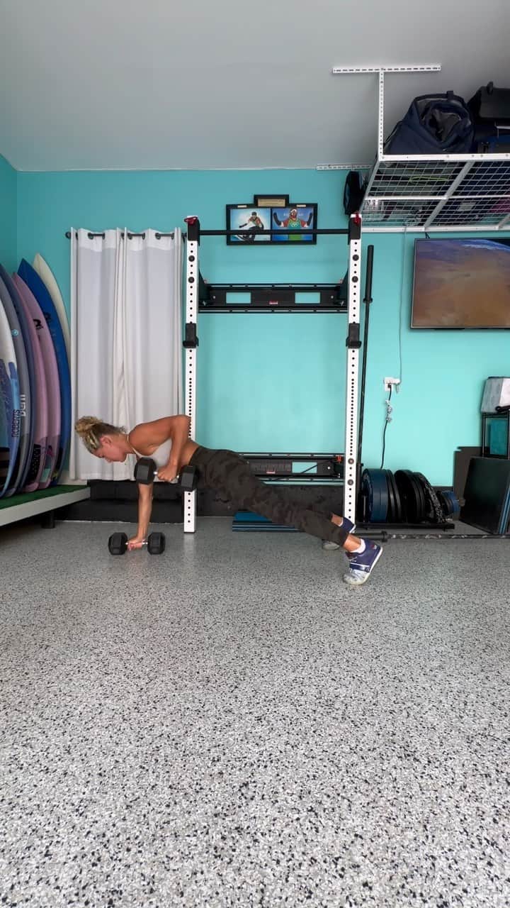 リンゼイ・ジャコベリスのインスタグラム：「My favorite pull/push combo 🏋️‍♀️…not to mention my fresh ceiling paint 😜」