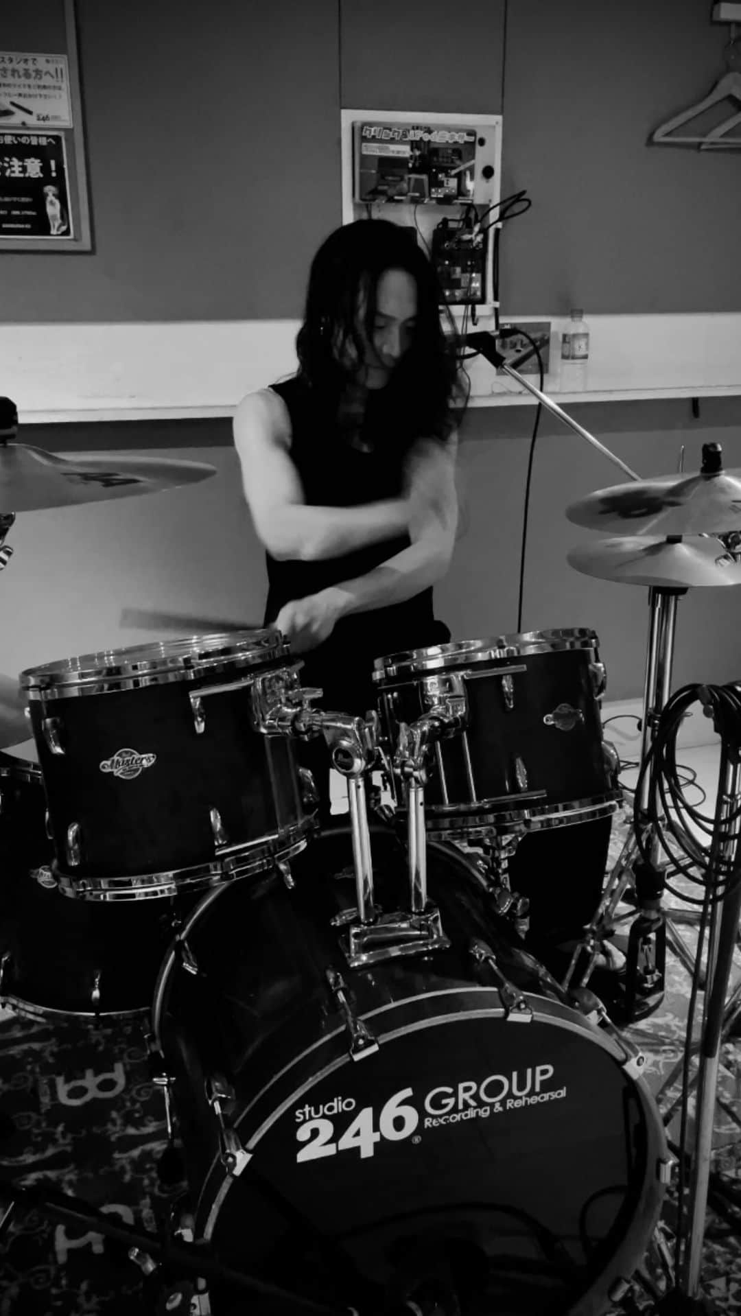 JOHNNYのインスタグラム：「ドラム練習2回目 Måneskin / Beggin'  #måneskin #maneskin #beggin #drums #drum」