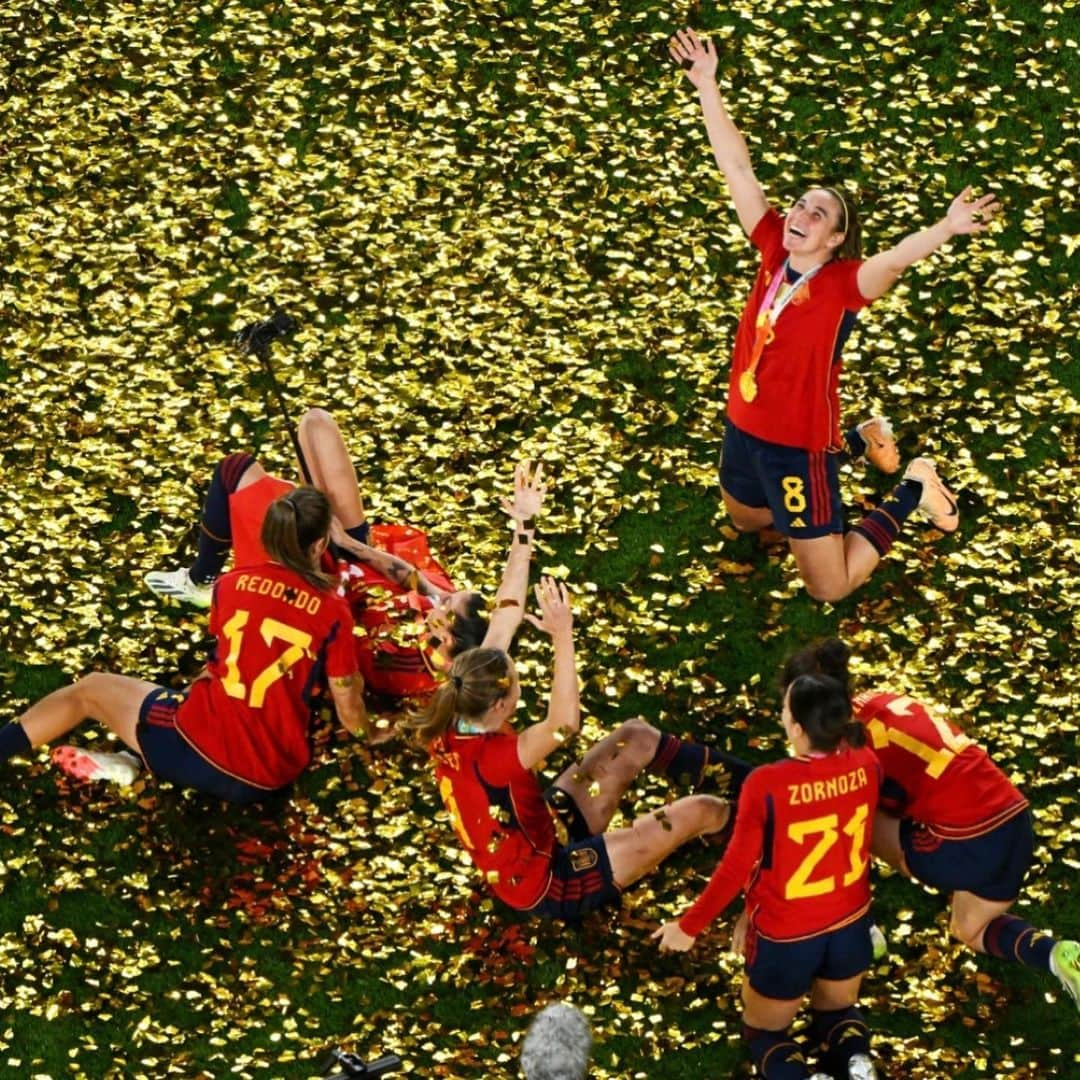 ペネロペ・クルスのインスタグラム：「Qué orgullo y qué alegría!!! Felicidades campeonas! 🇪🇸 ❤️❤️」