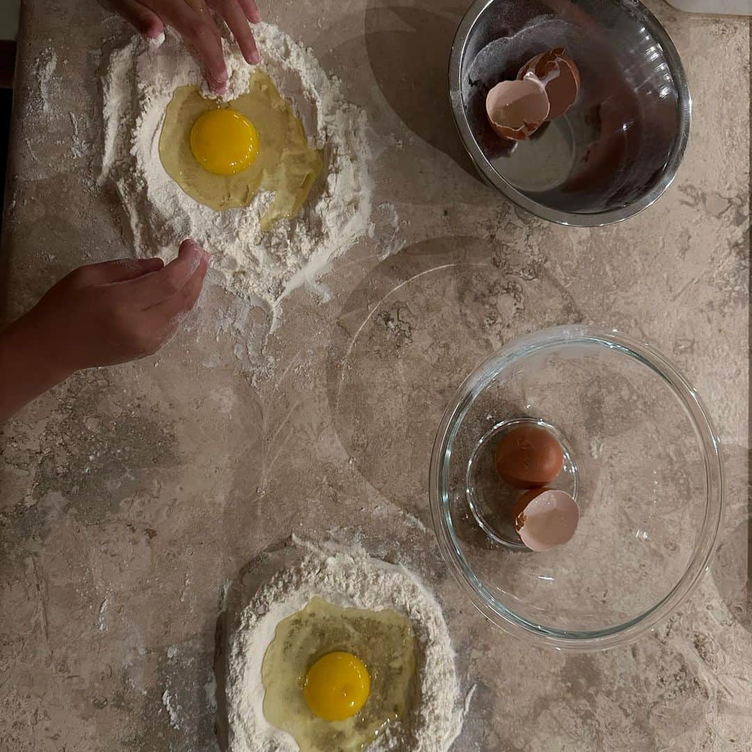 カイリー・ジェンナーのインスタグラム：「we made pastaaaa 🍝」