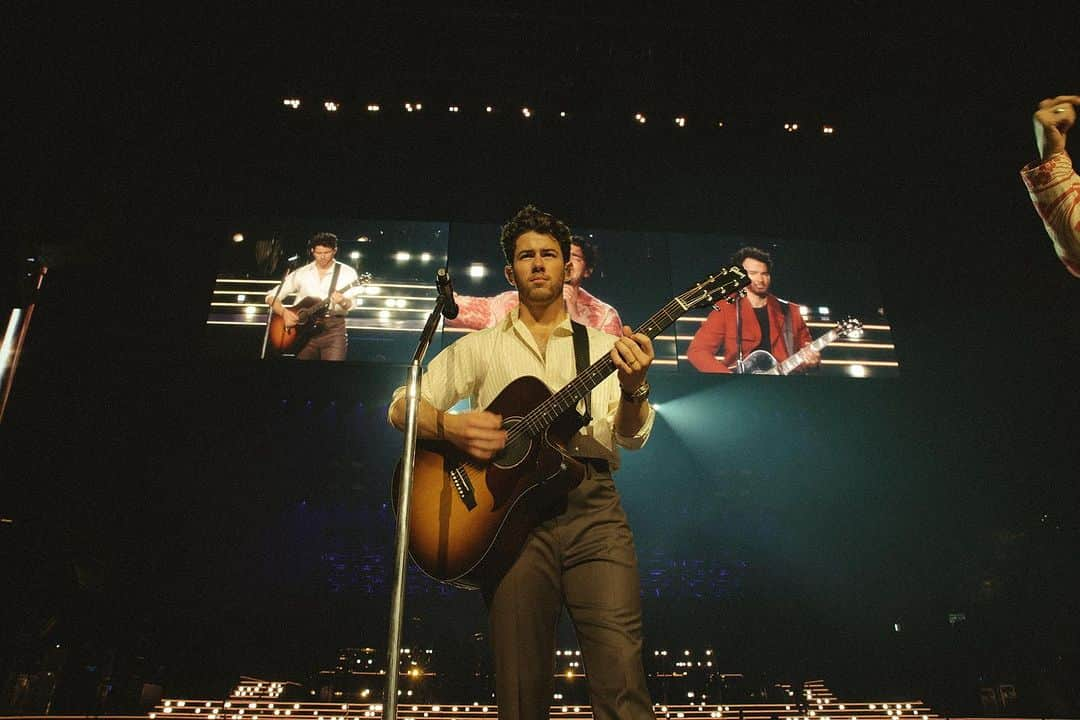 ニック・ジョナスのインスタグラム：「Playing these stadiums has been such a highlight. Thanks for another bucket list show, Toronto.」