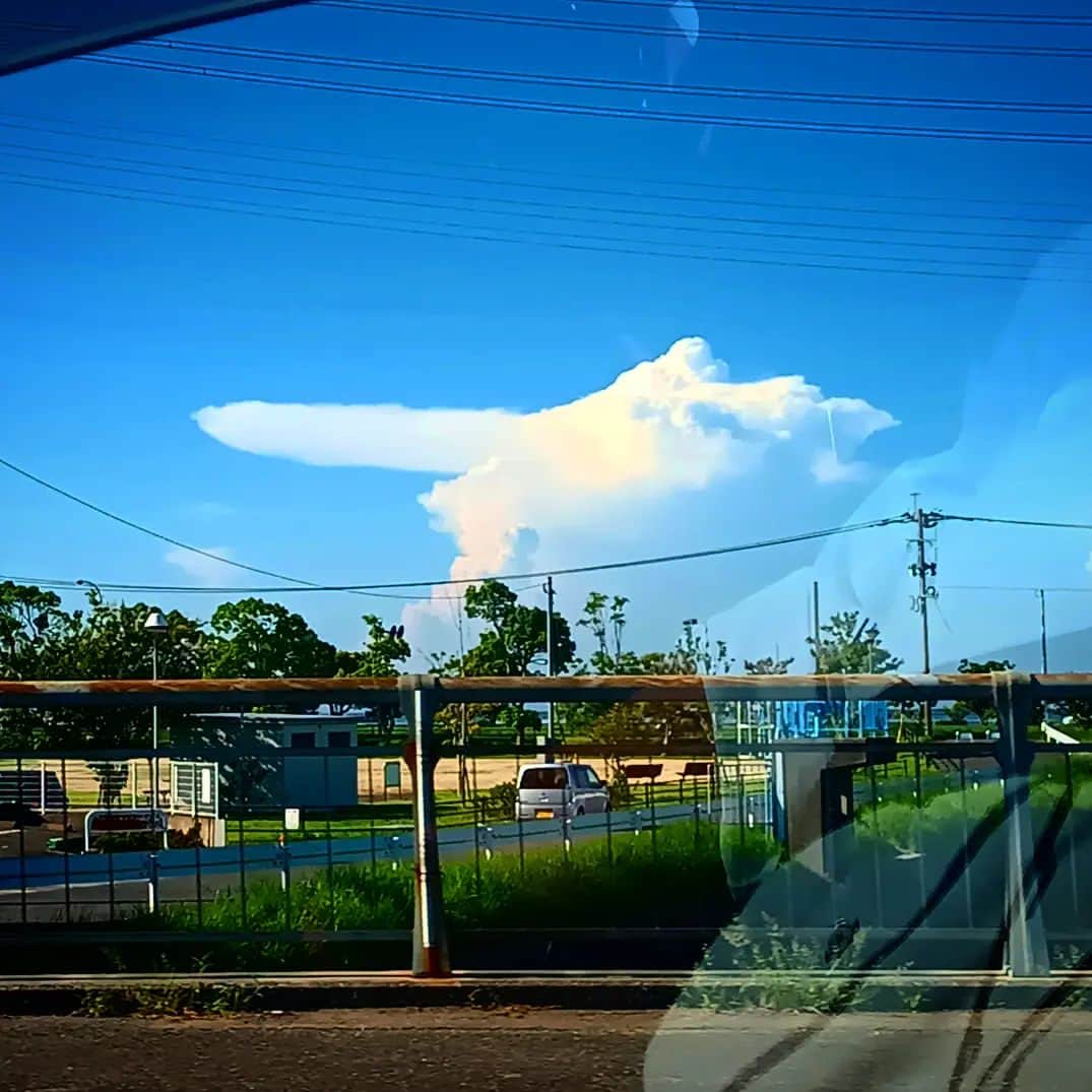 松本隆博のインスタグラム：「。⁡ ⁡今日 移動中…なんじゃこの雲⁉️⁡ ⁡_(っ'o'c)_⁡⁡ ⁡ きっと⁡⁡ ⁡愛媛県のカタチ❓⁡⁡⁡ ⁡ ⁡いや違うなぁ ⁡やじるし❓⁡⁡⁡ ⁡⁡ 縁起良いかも ⁡天狗👺❓ ⁡⁡ ⁡多分…… ち○こ ⁡ ⁡⁡ ⁡人それぞれ⁡ ⁡還暦少年 松本隆博⁡」
