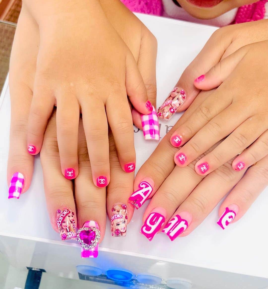 Britney TOKYOのインスタグラム：「Mommy and Me nails💅🏻💖 @ayano_fukuoji 👱🏻‍♀️🎀  #Barbie #britneytokyo」
