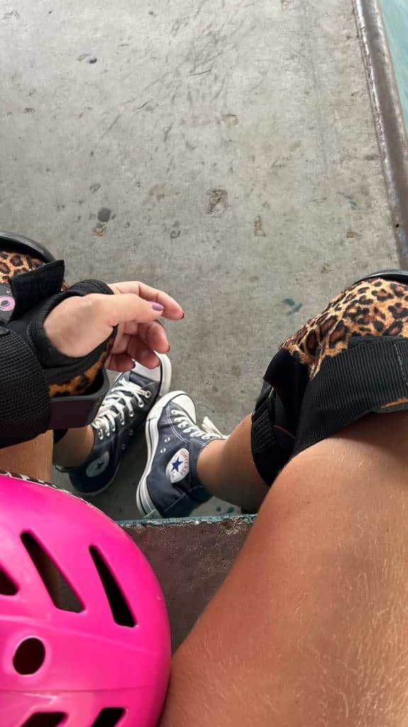 のインスタグラム：「DayOff? Hoje não! 😂🛹  Do treino direto pra pista de skate! Não dá pra parar né gente? 😝  Pegando gás pro último dia do #Desafio21 🚀💪🏻  #Skate #LifeStyle #Treino」